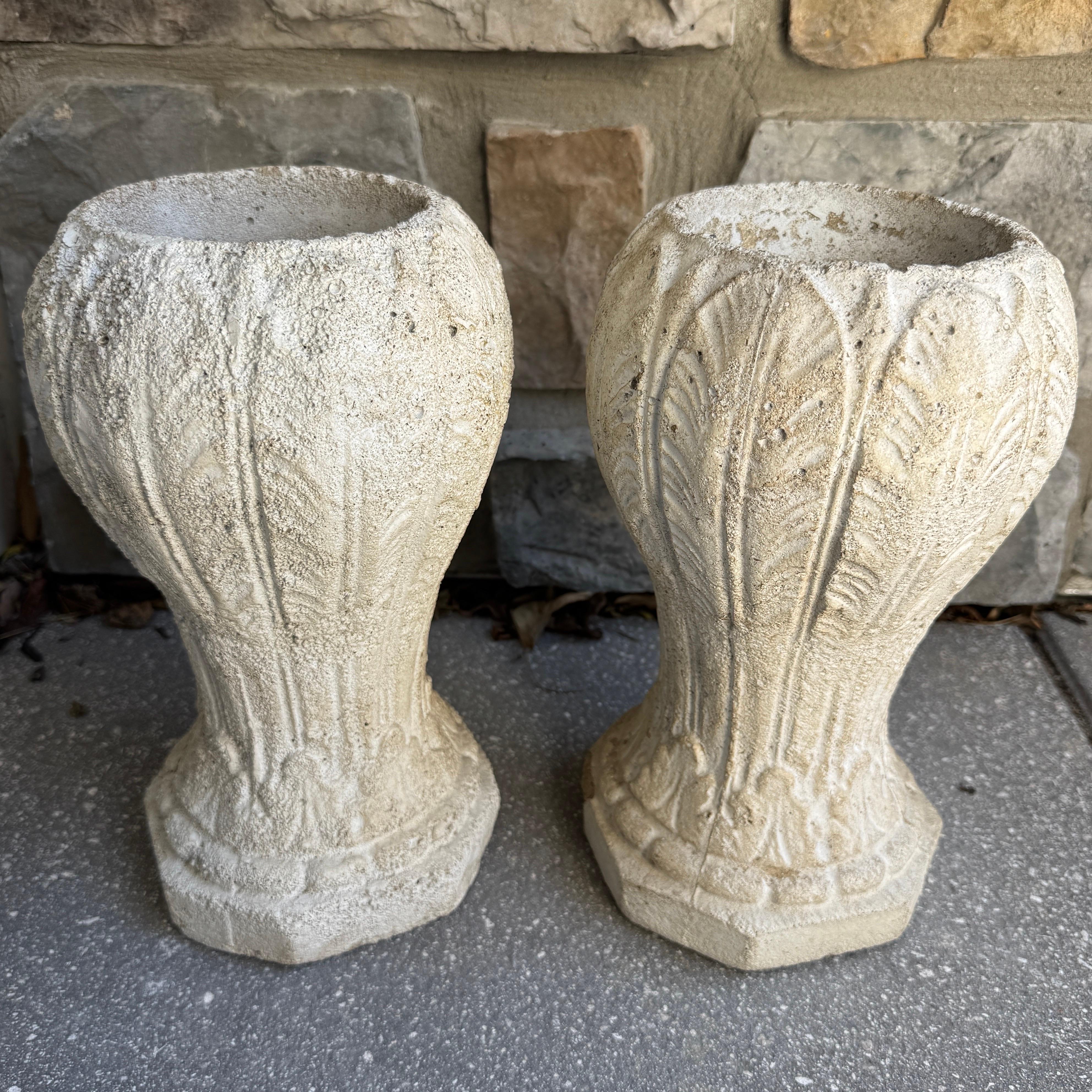 Vieille paire d'urnes de jardinières en béton de style français en vente 1