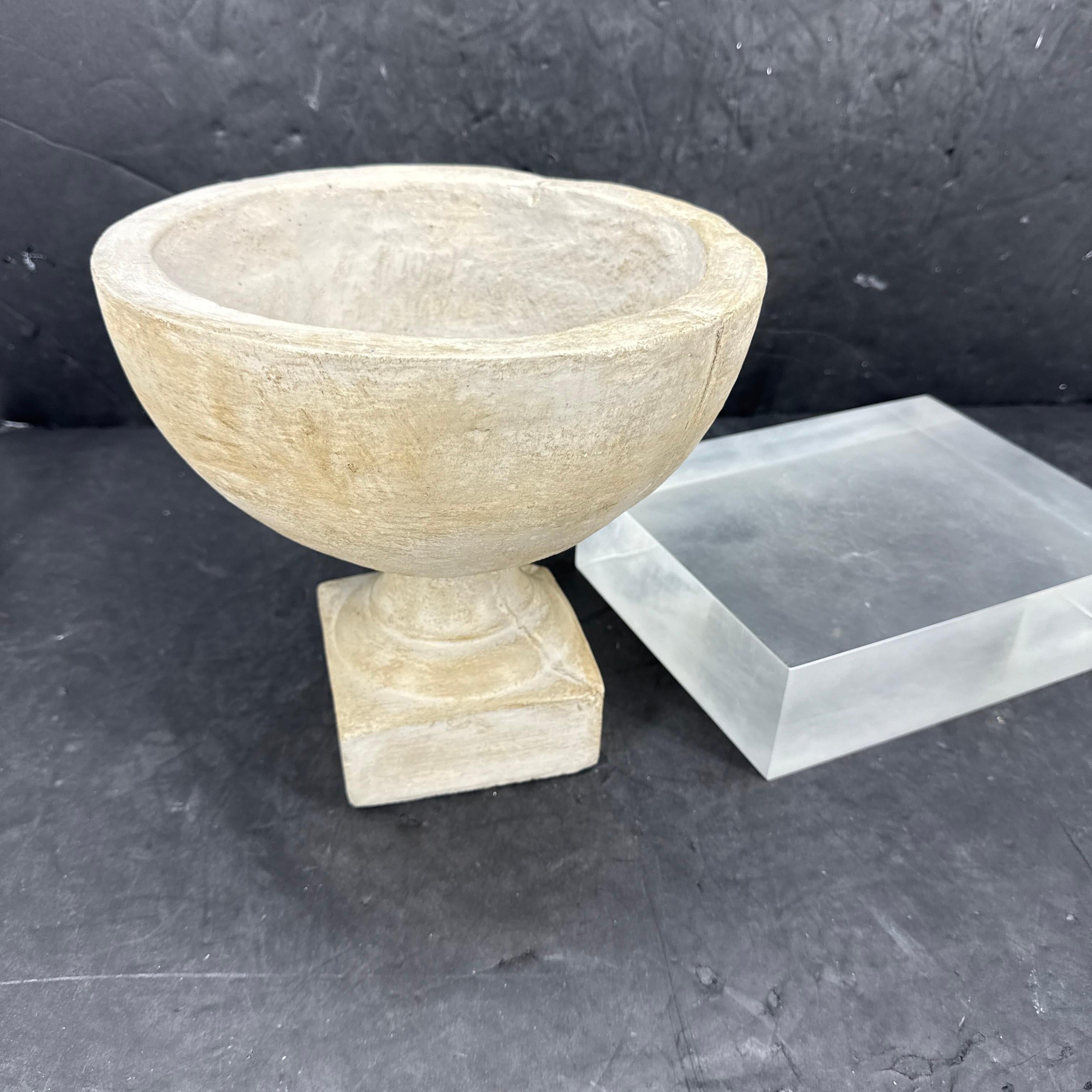 Vieille paire d'urnes de jardinières en béton de style français en vente 2