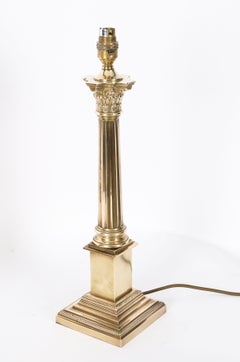 Paire de lampes de table en bronze à colonnes corinthiennes, milieu du 20e siècle