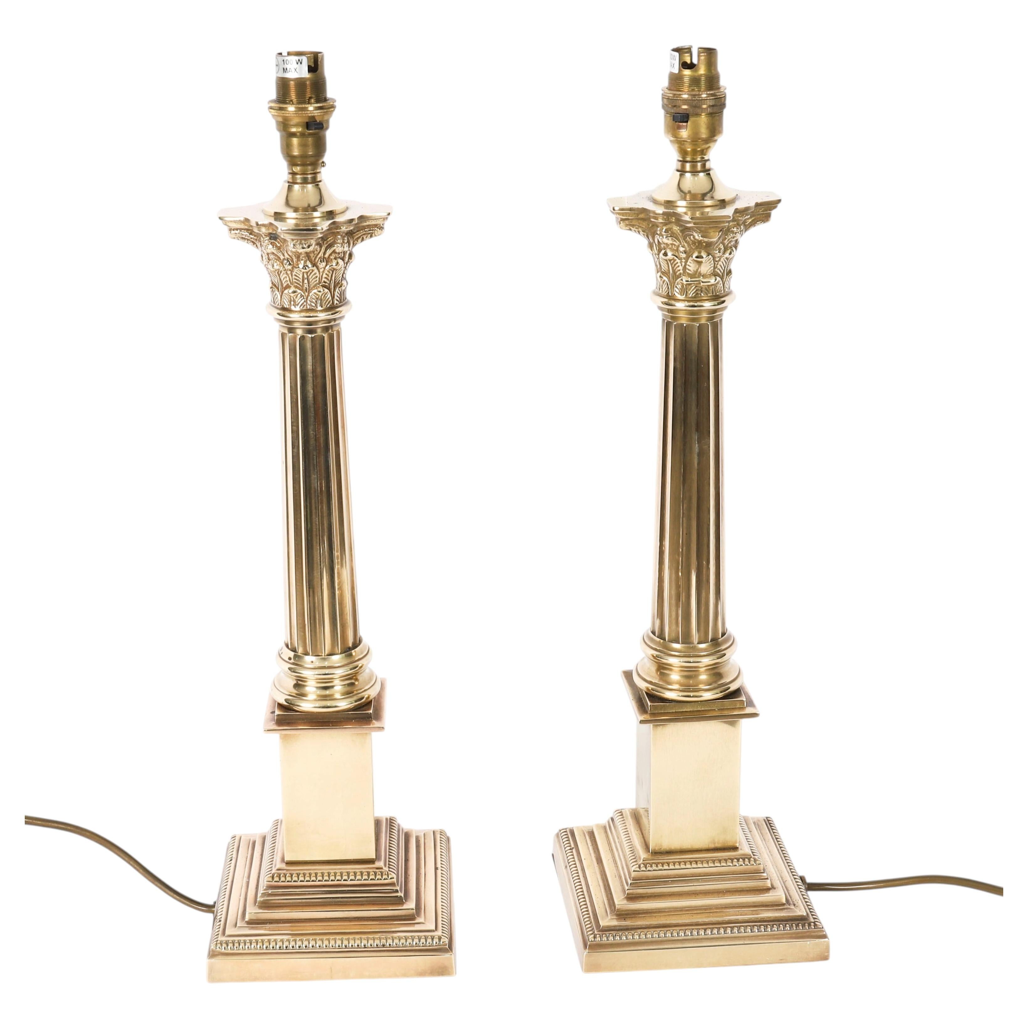 Coppia vintage di lampade da tavolo a colonna corinzia in bronzo della metà del XX secolo