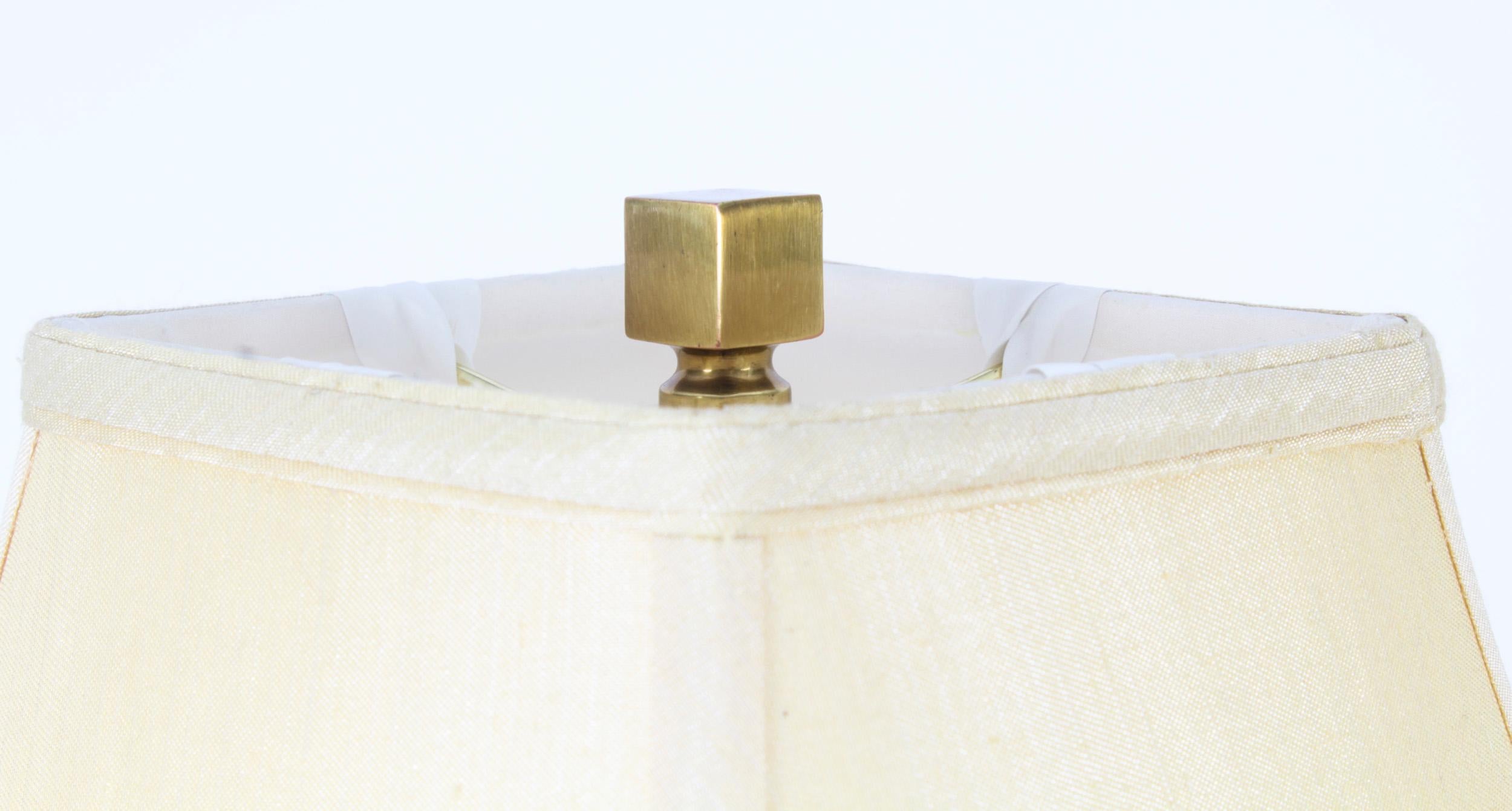 Paire de lampes de table à colonne corinthienne en bronze doré et verre, milieu du 20e siècle en vente 6