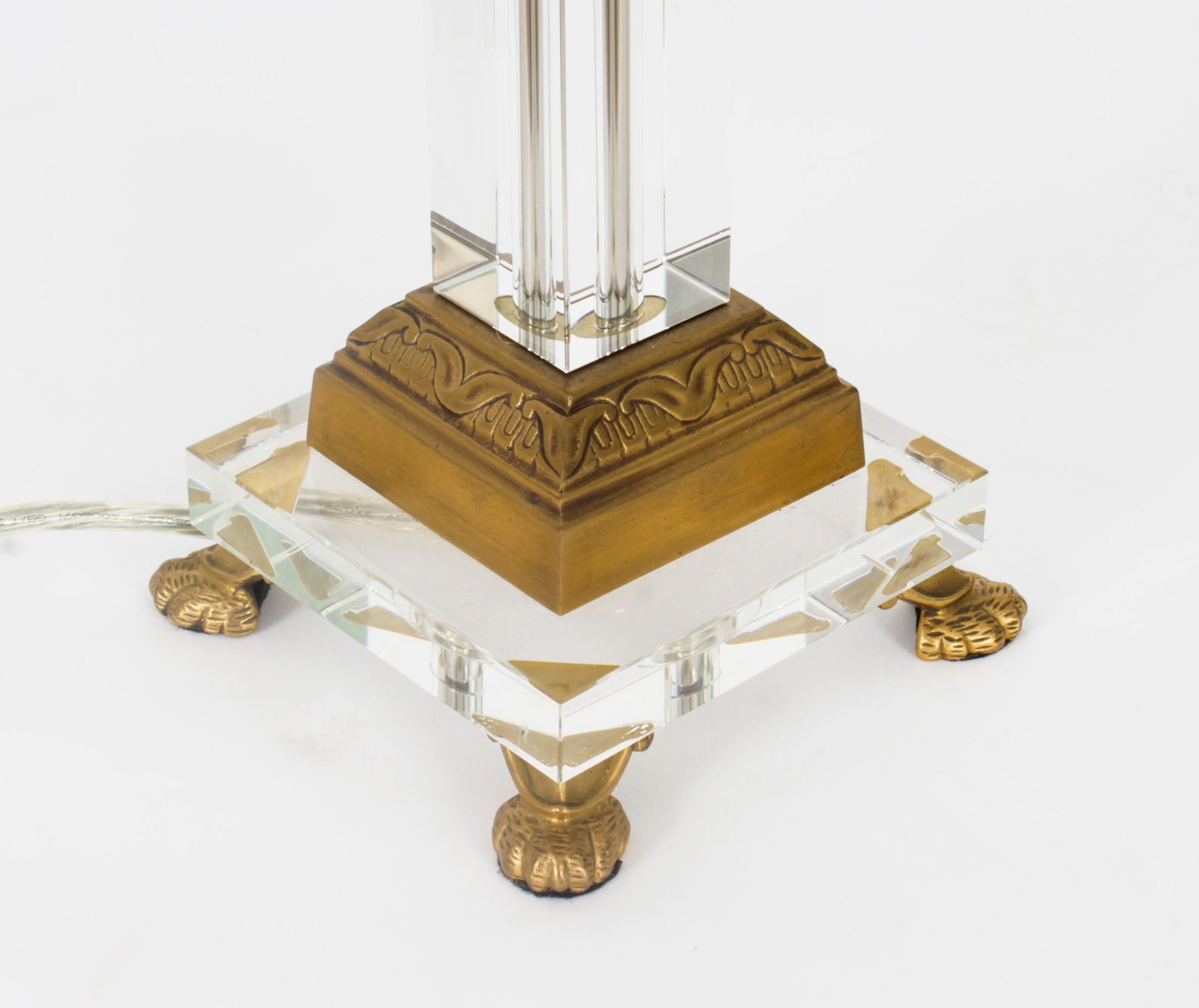 Paire de lampes de table à colonne corinthienne en bronze doré et verre, milieu du 20e siècle en vente 9