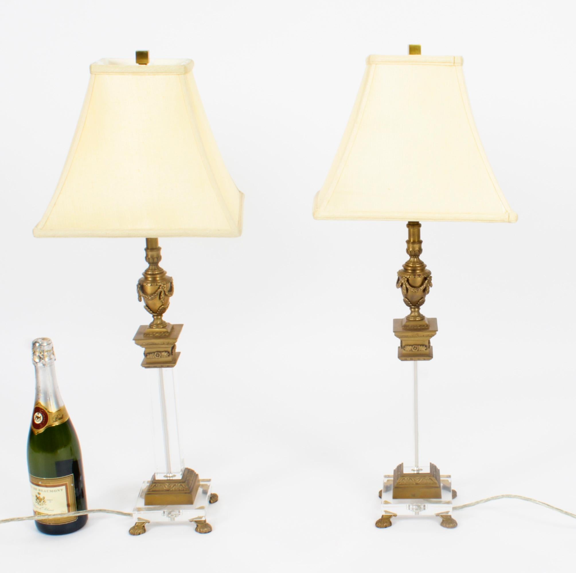 Paire de lampes de table à colonne corinthienne en bronze doré et verre, milieu du 20e siècle en vente 13