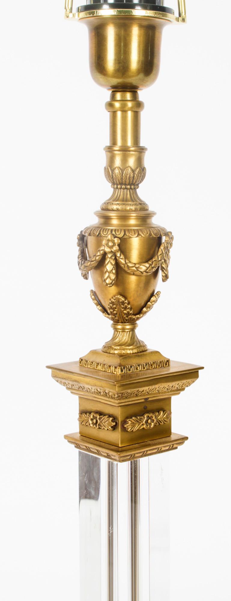 Milieu du XXe siècle Paire de lampes de table à colonne corinthienne en bronze doré et verre, milieu du 20e siècle en vente