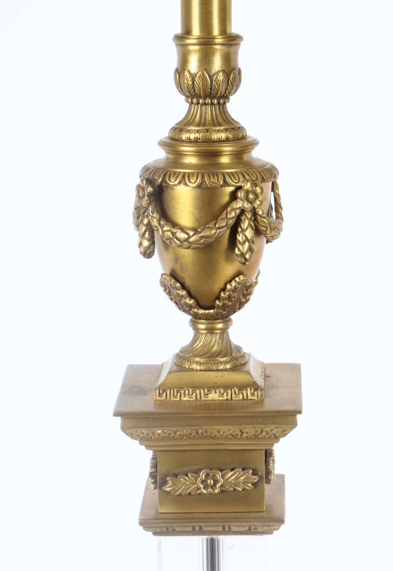 Paire de lampes de table à colonne corinthienne en bronze doré et verre, milieu du 20e siècle en vente 1