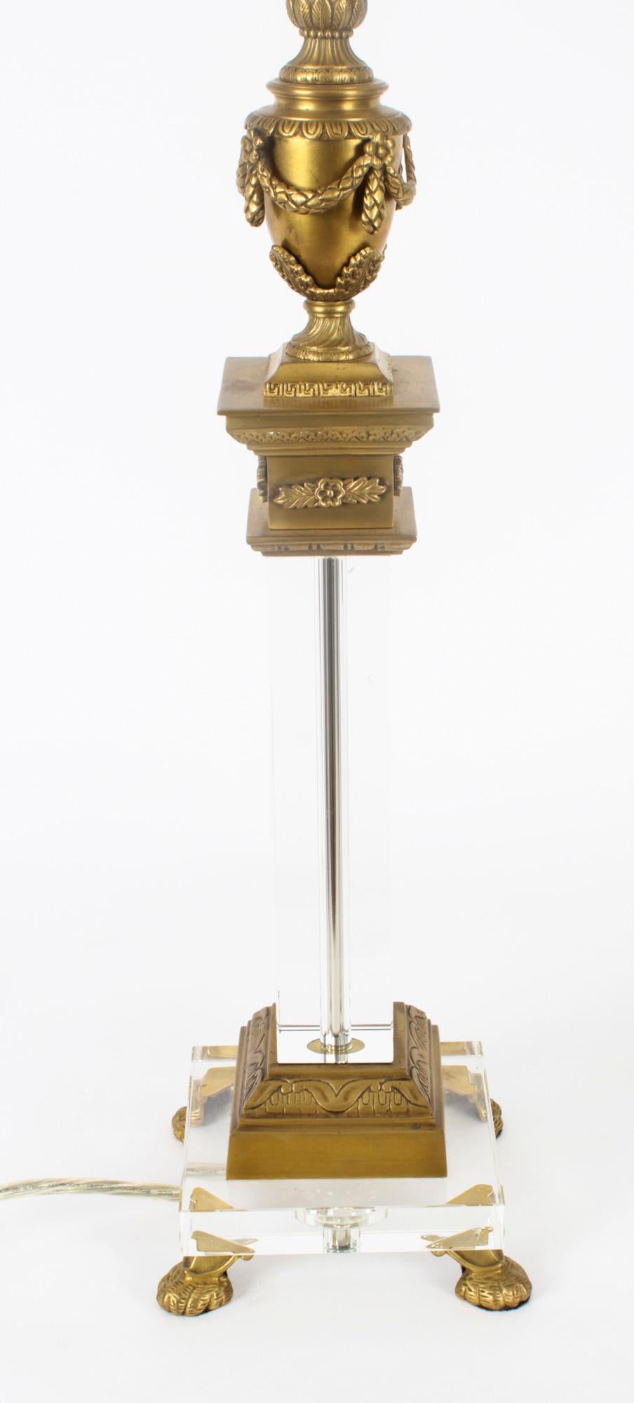 Paire de lampes de table à colonne corinthienne en bronze doré et verre, milieu du 20e siècle en vente 2