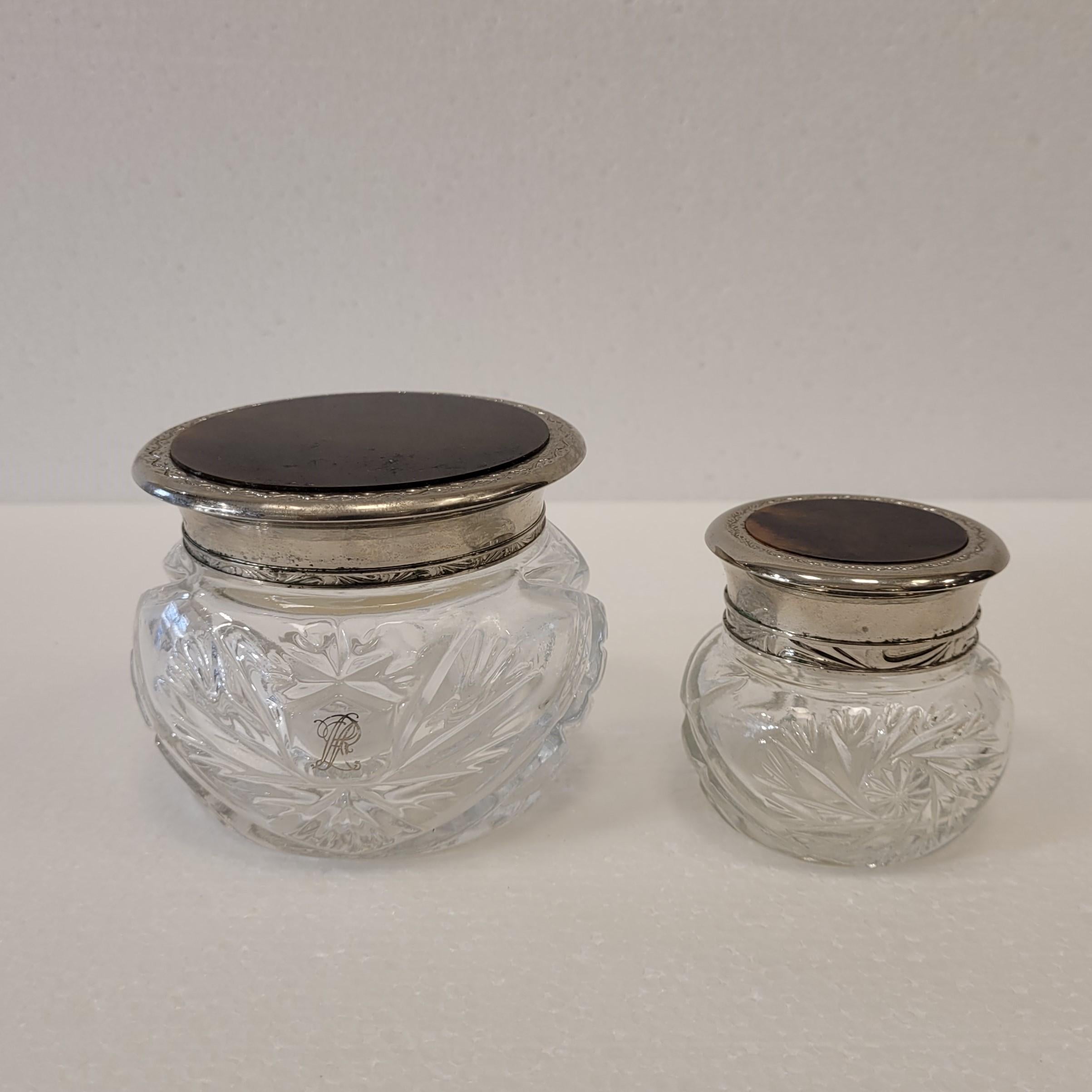 Coppia di cristalli d'argento d'epoca  Bottiglie o barattoli di polvere da bagno Ralph Lauren Safari
Ralph Lauren Safari barattolo vuoto per cipria in vetro Logo Vanity Vintage Climat Response
Barattoli vuoti
Bellissima coppia di portacipria RL
