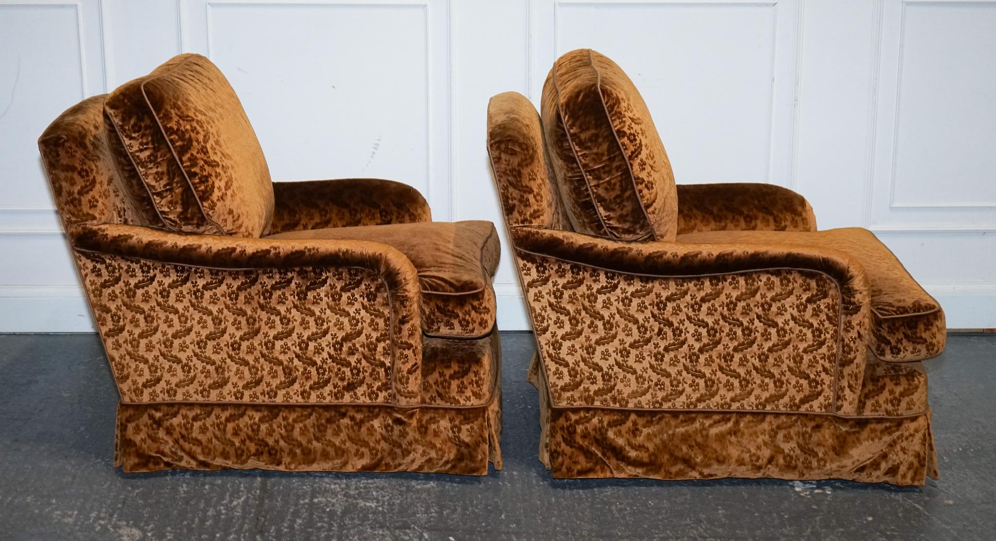 British VINTAGE PAIR CUSTOM MADE VELVET CONNAUGHT ARMCHAiRS BY DUDGEON LONDON For Sale