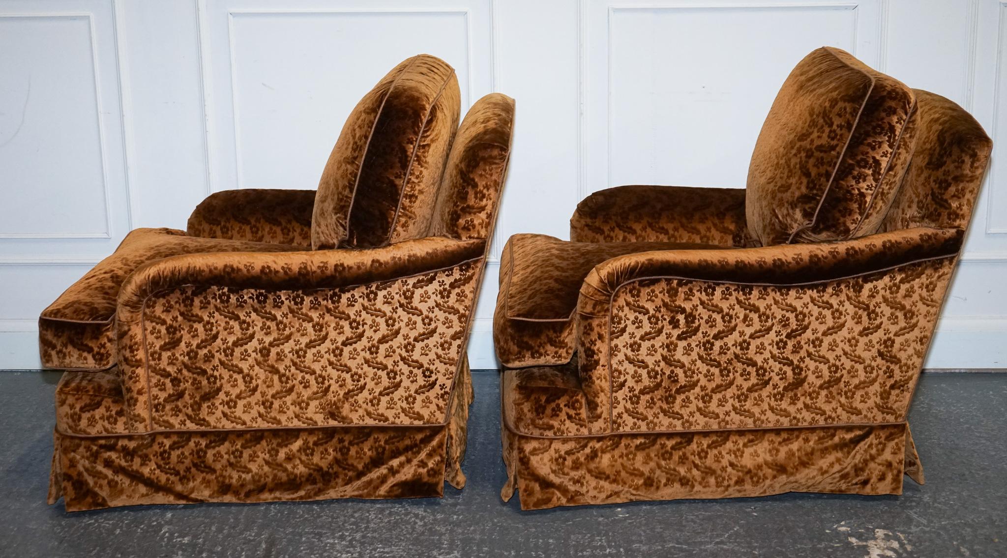 VINTAGE PAIR CUSTOM MADE VELVET CONNAUGHT ARMCHAiRS BY DUDGEON LONDON In Good Condition For Sale In Pulborough, GB