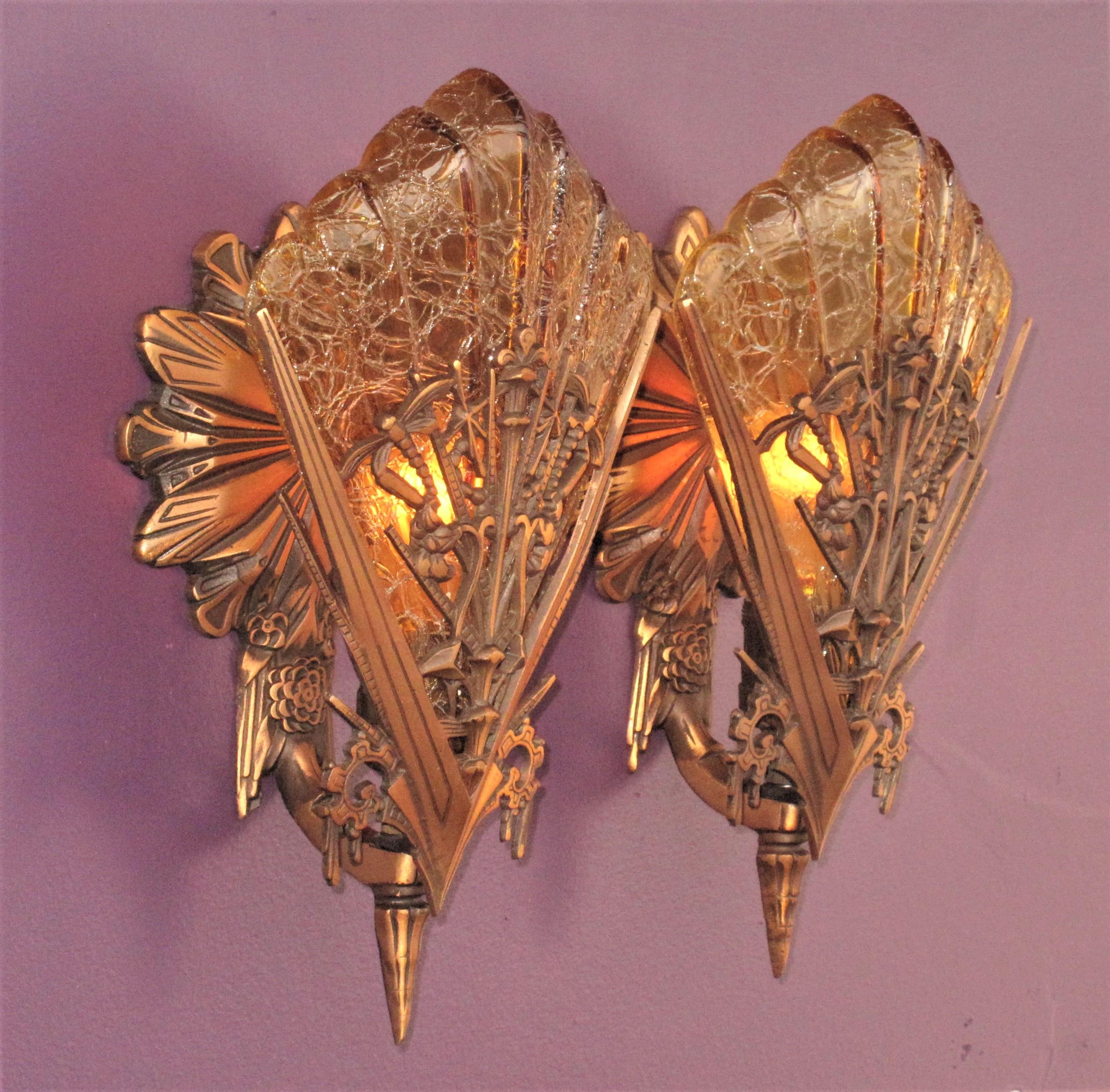 Art déco Paire de motifs libellules vintage délicats en bronze avec abat-jours de couleur miel ADA en vente