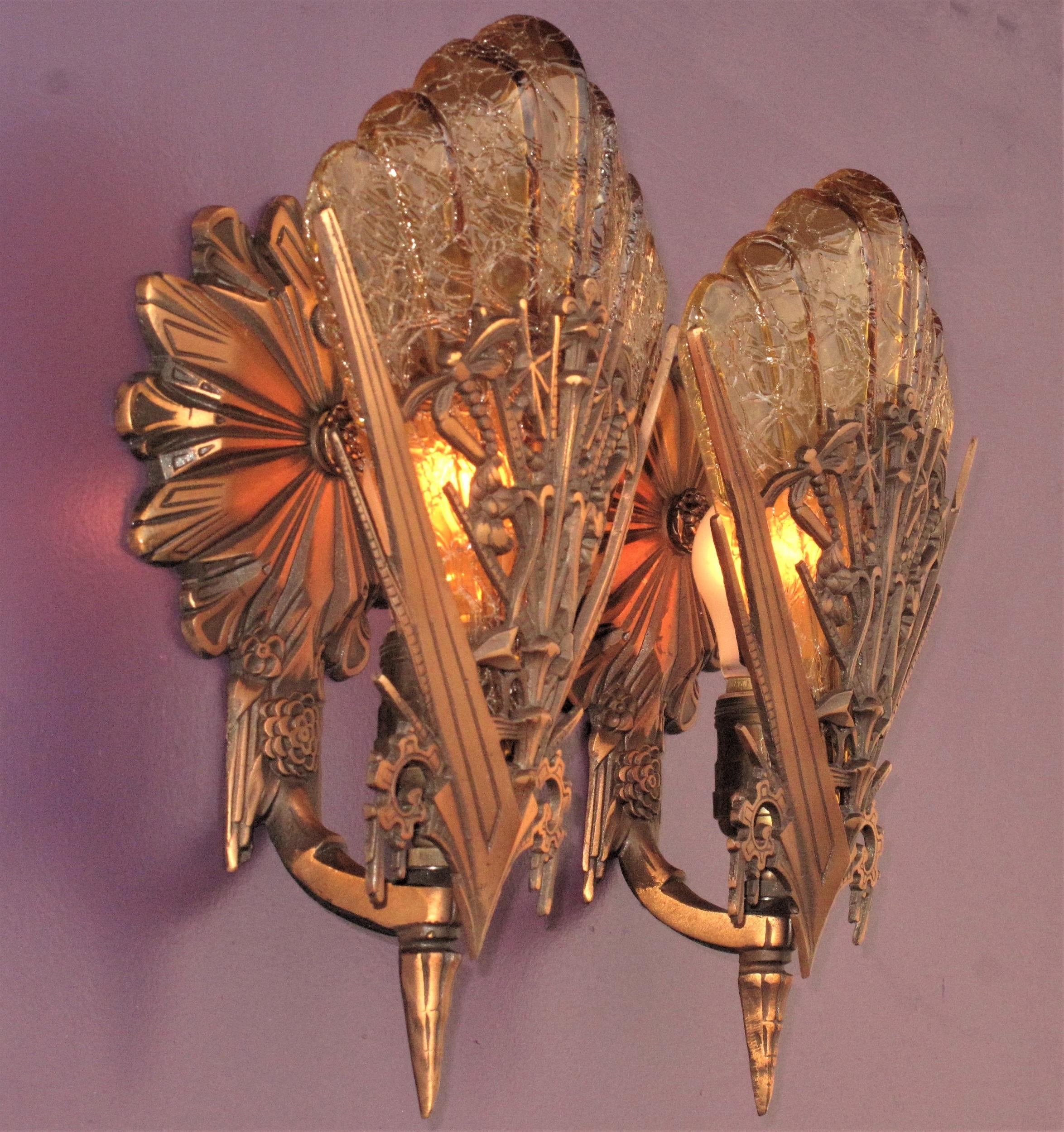 Américain Paire de motifs libellules vintage délicats en bronze avec abat-jours de couleur miel ADA en vente