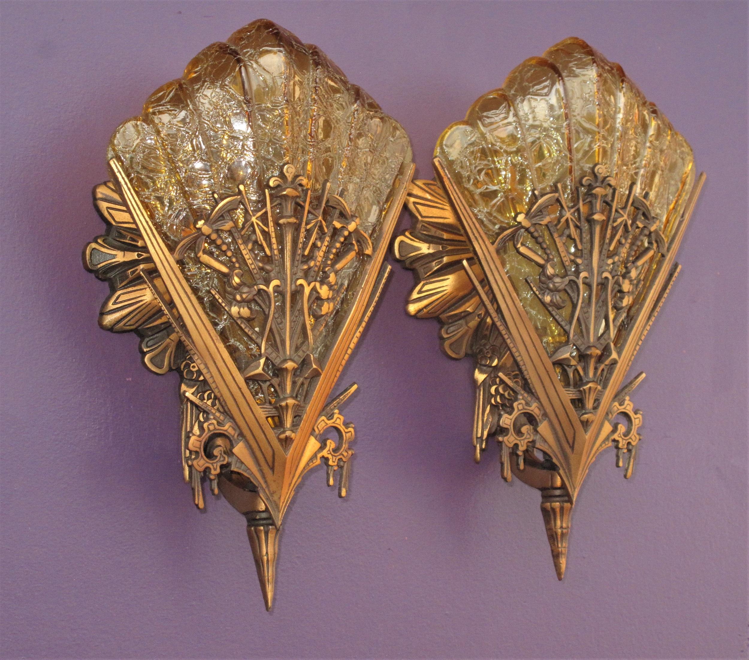 Moulage Paire de motifs libellules vintage délicats en bronze avec abat-jours de couleur miel ADA en vente