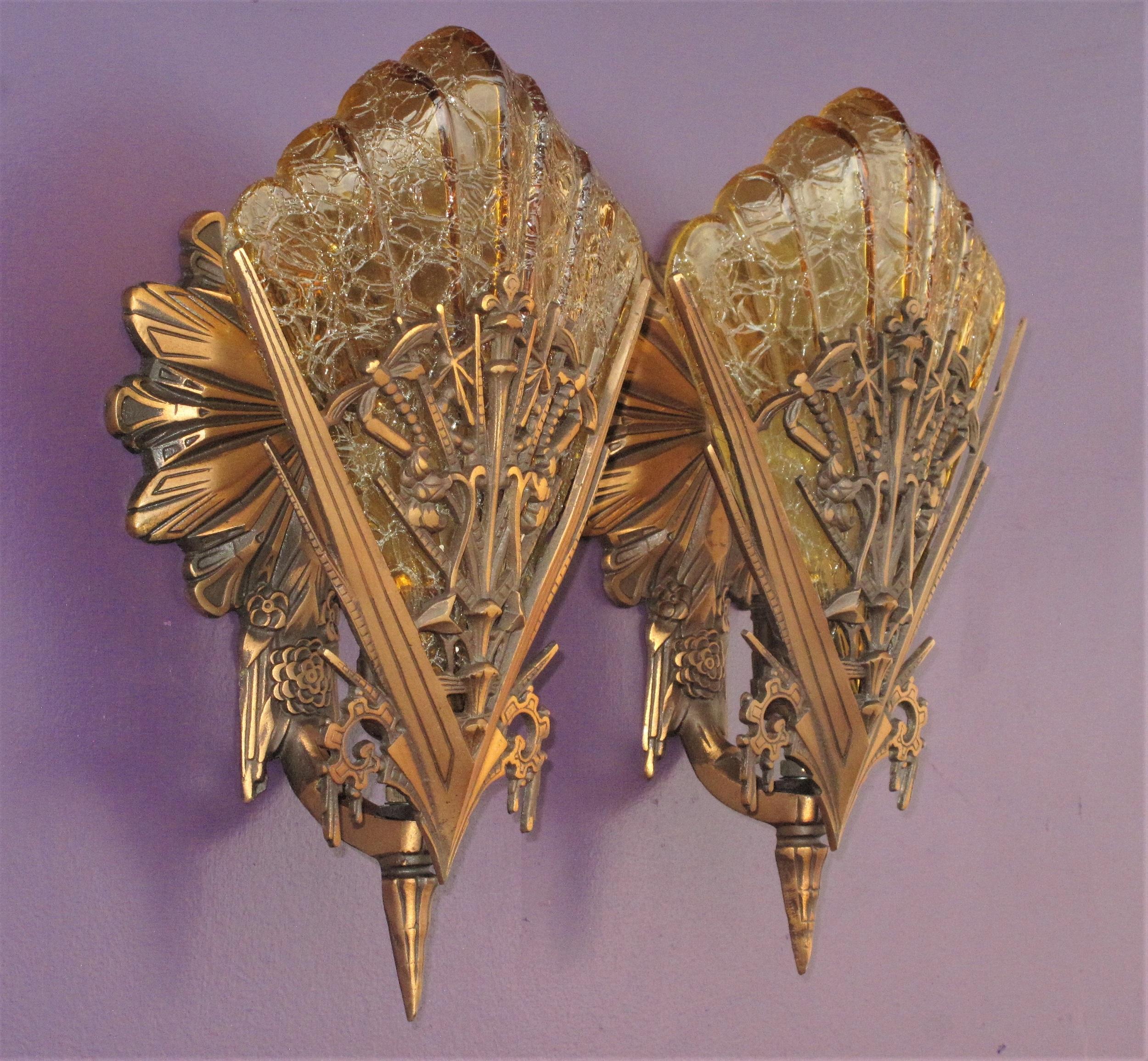 Paire de motifs libellules vintage délicats en bronze avec abat-jours de couleur miel ADA Bon état - En vente à Prescott, US