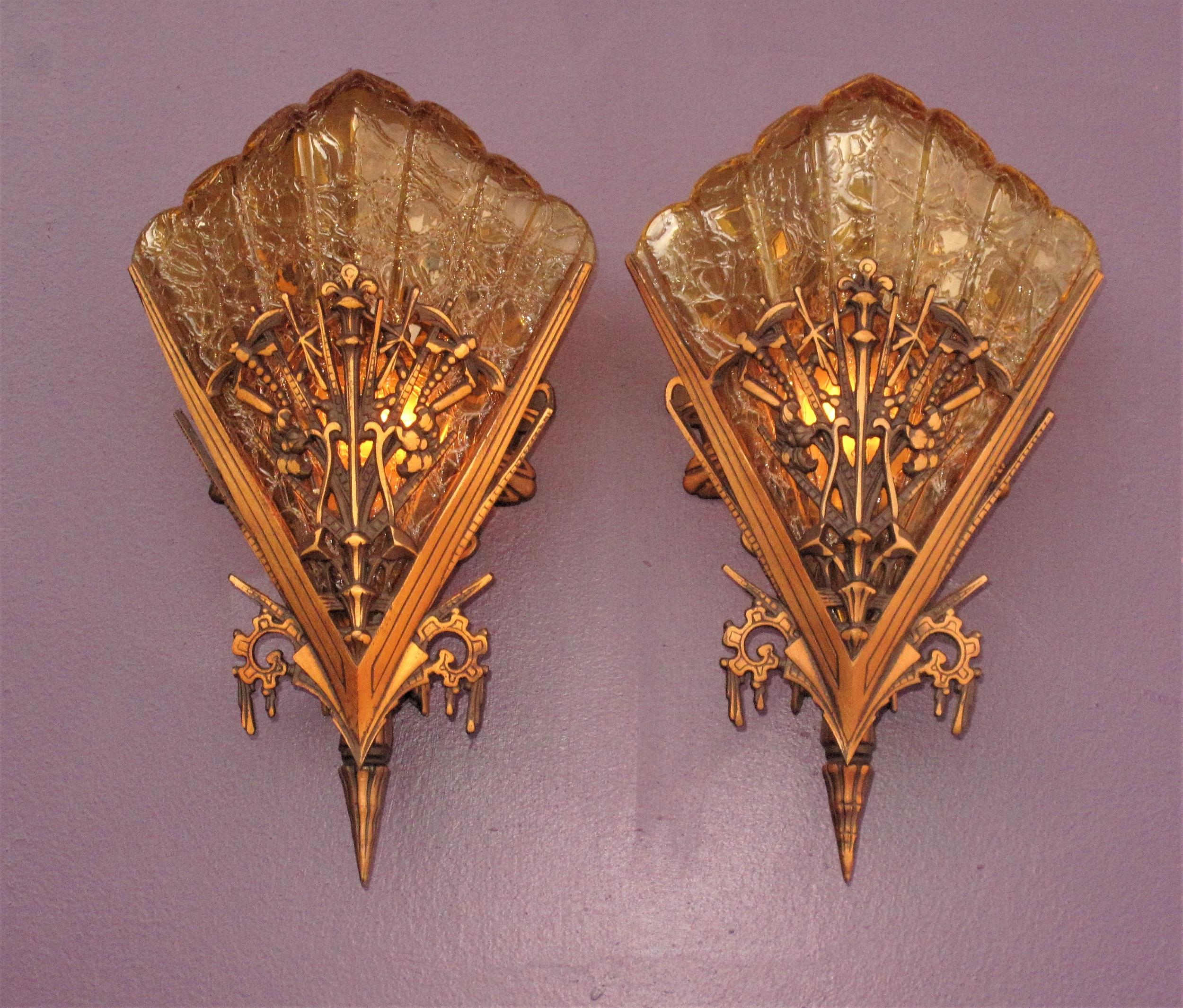 20ième siècle Paire de motifs libellules vintage délicats en bronze avec abat-jours de couleur miel ADA en vente