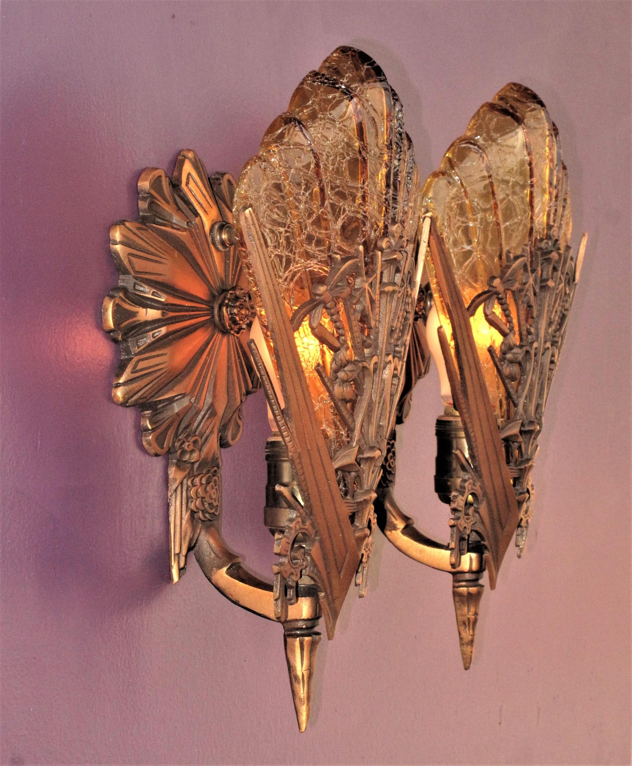 Bronze Paire de motifs libellules vintage délicats en bronze avec abat-jours de couleur miel ADA en vente