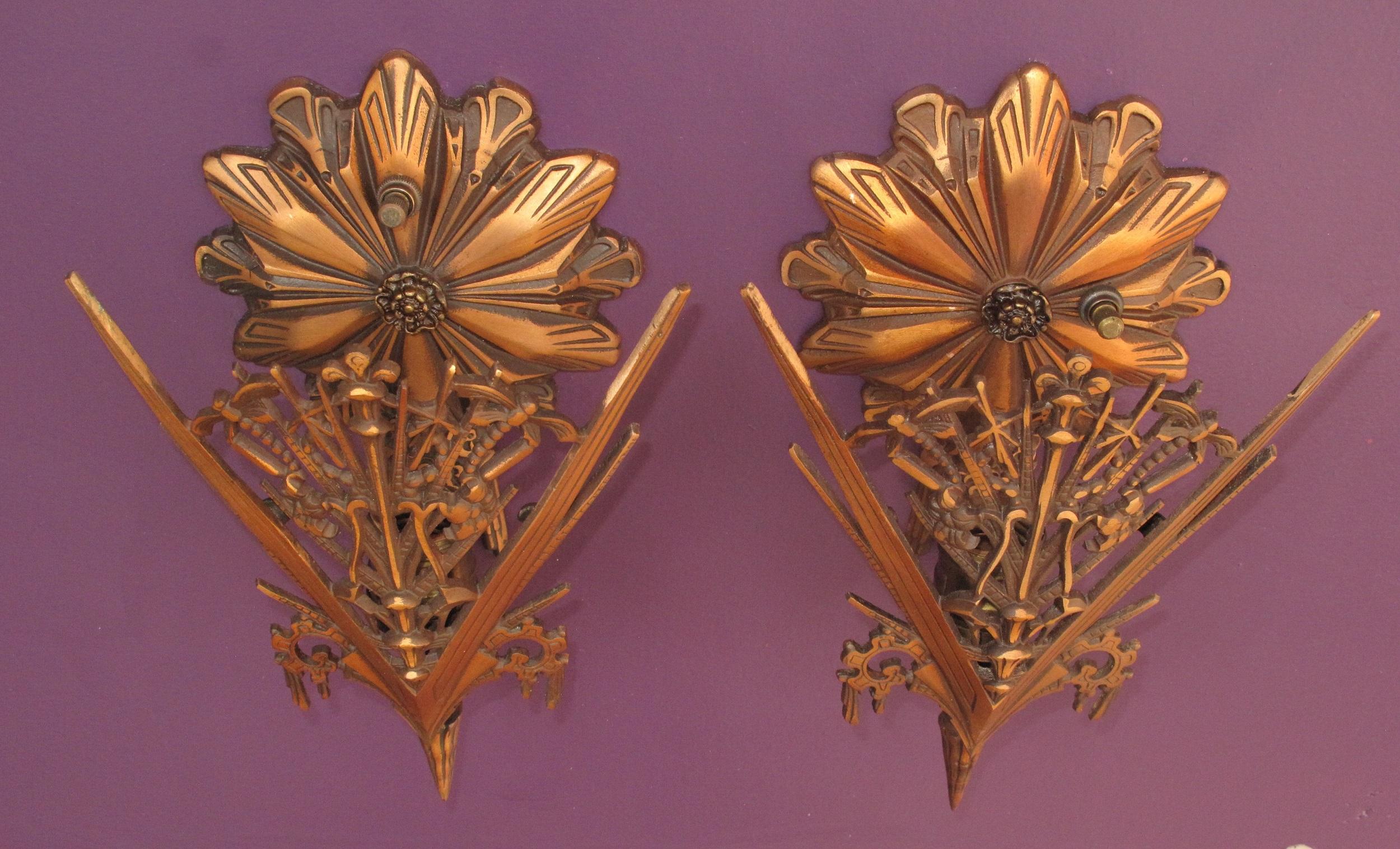 Paire de motifs libellules vintage délicats en bronze avec abat-jours de couleur miel ADA en vente 1