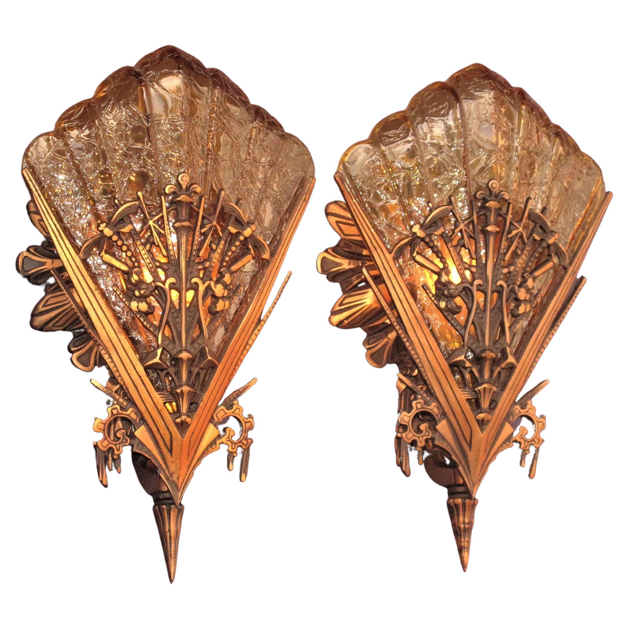 Paire de motifs libellules vintage délicats en bronze avec abat-jours de couleur miel ADA en vente