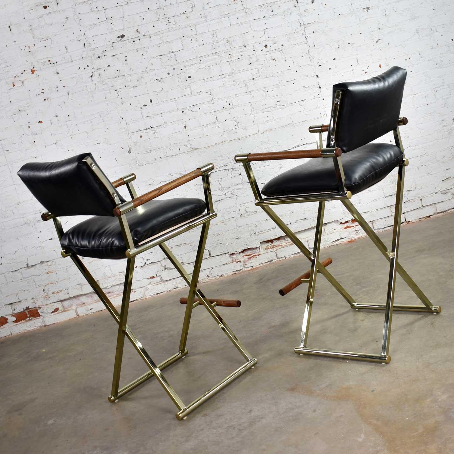 Vintage Pair of Directors Chair Style Bar Stools Brass Plate Oak and Black Vinyl In Good Condition In Topeka, KS
