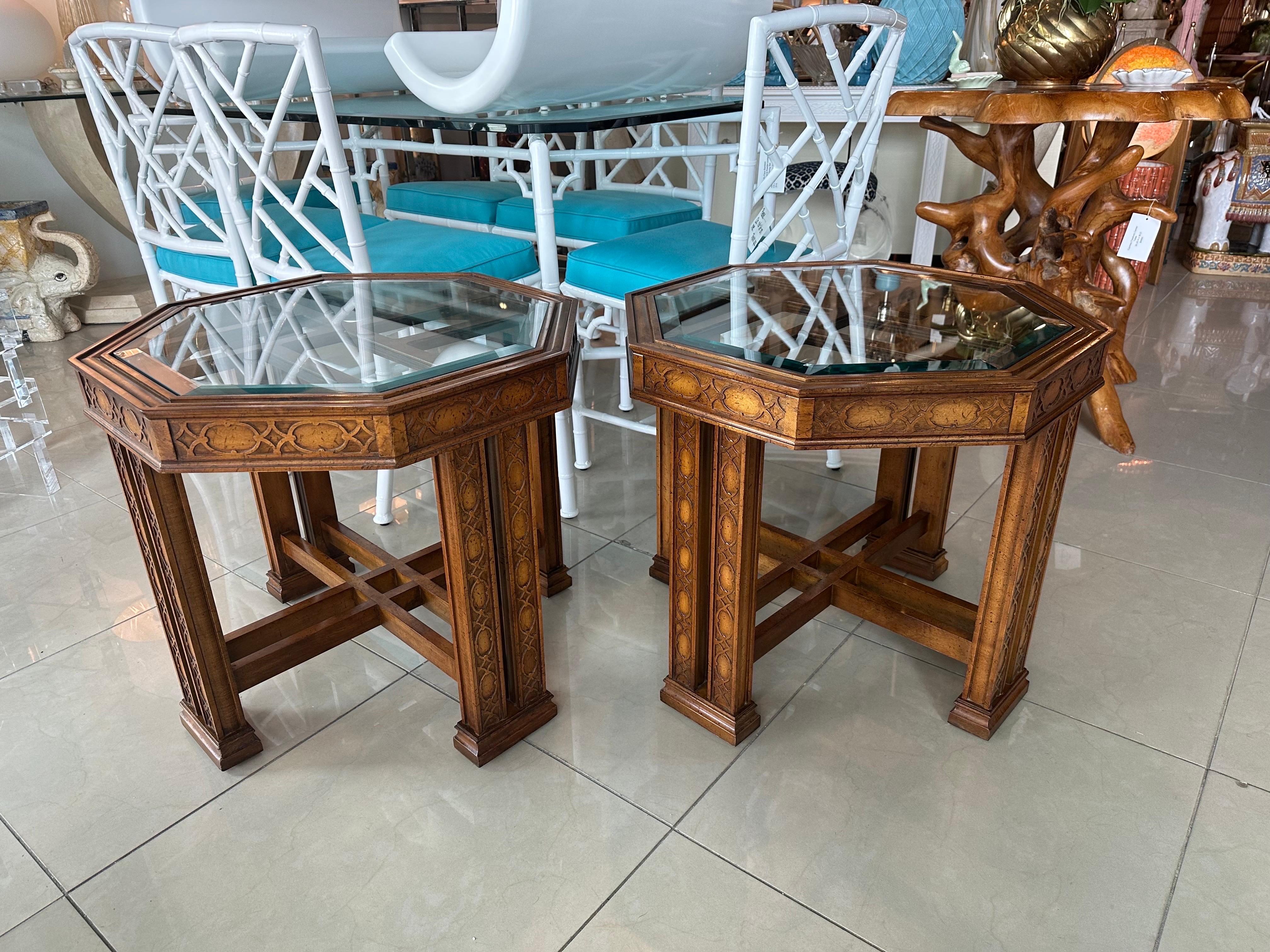 Hollywood Regency Paire de tables d'appoint d'extrémité vintage en bois de Chippendale chinois chantourné et chantourné en vente