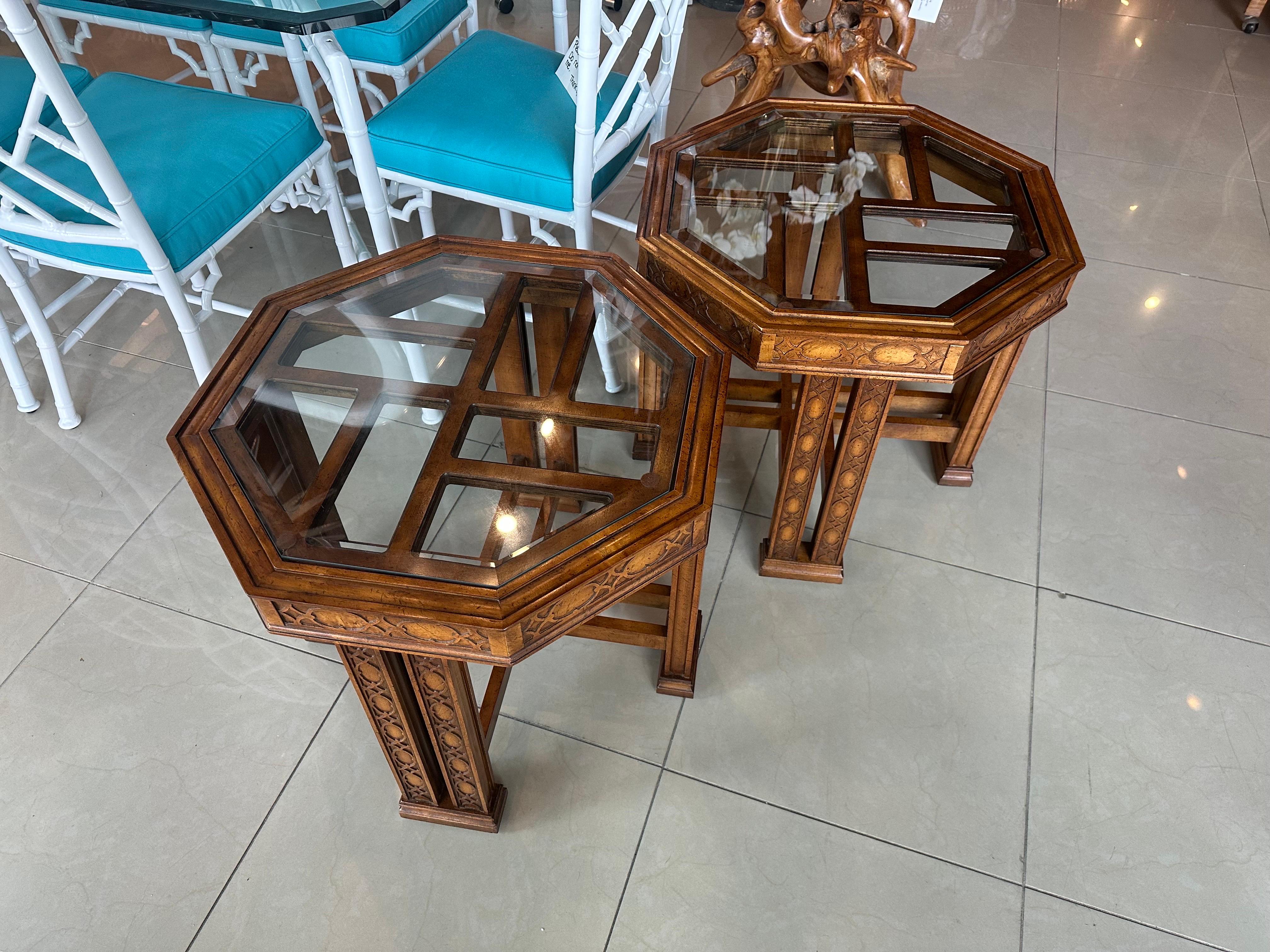 Américain Paire de tables d'appoint d'extrémité vintage en bois de Chippendale chinois chantourné et chantourné en vente