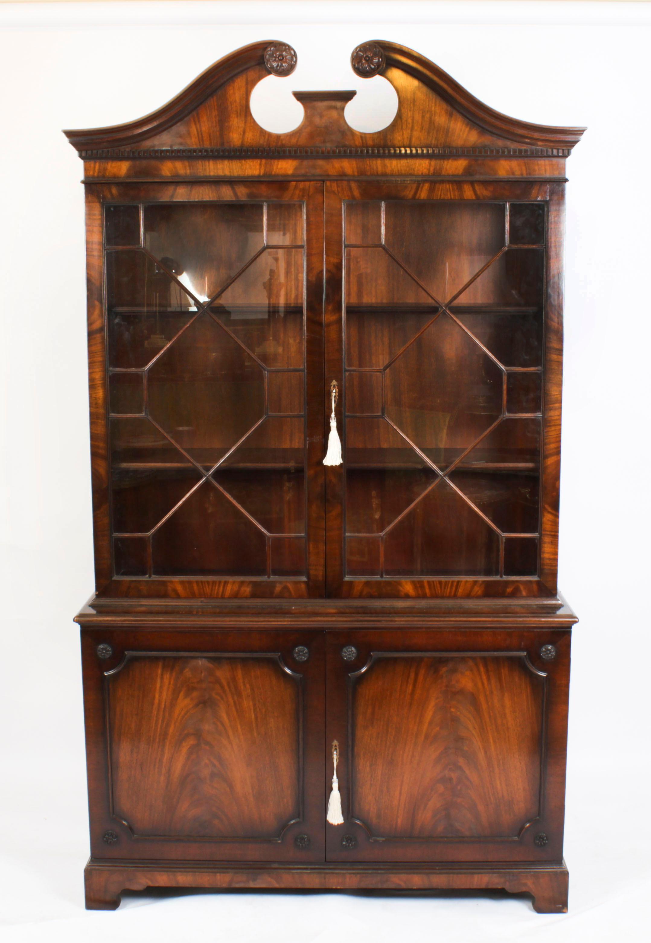 Vintage Pair English George III Revival Library Bookcases 20th C In Good Condition In London, GB