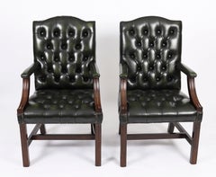 Pareja vintage de sillas de escritorio inglesas de cuero verde Gainsborough Siglo XX