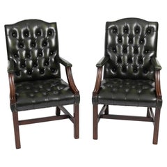 Pareja vintage de sillas de escritorio inglesas de cuero verde Gainsborough Siglo XX