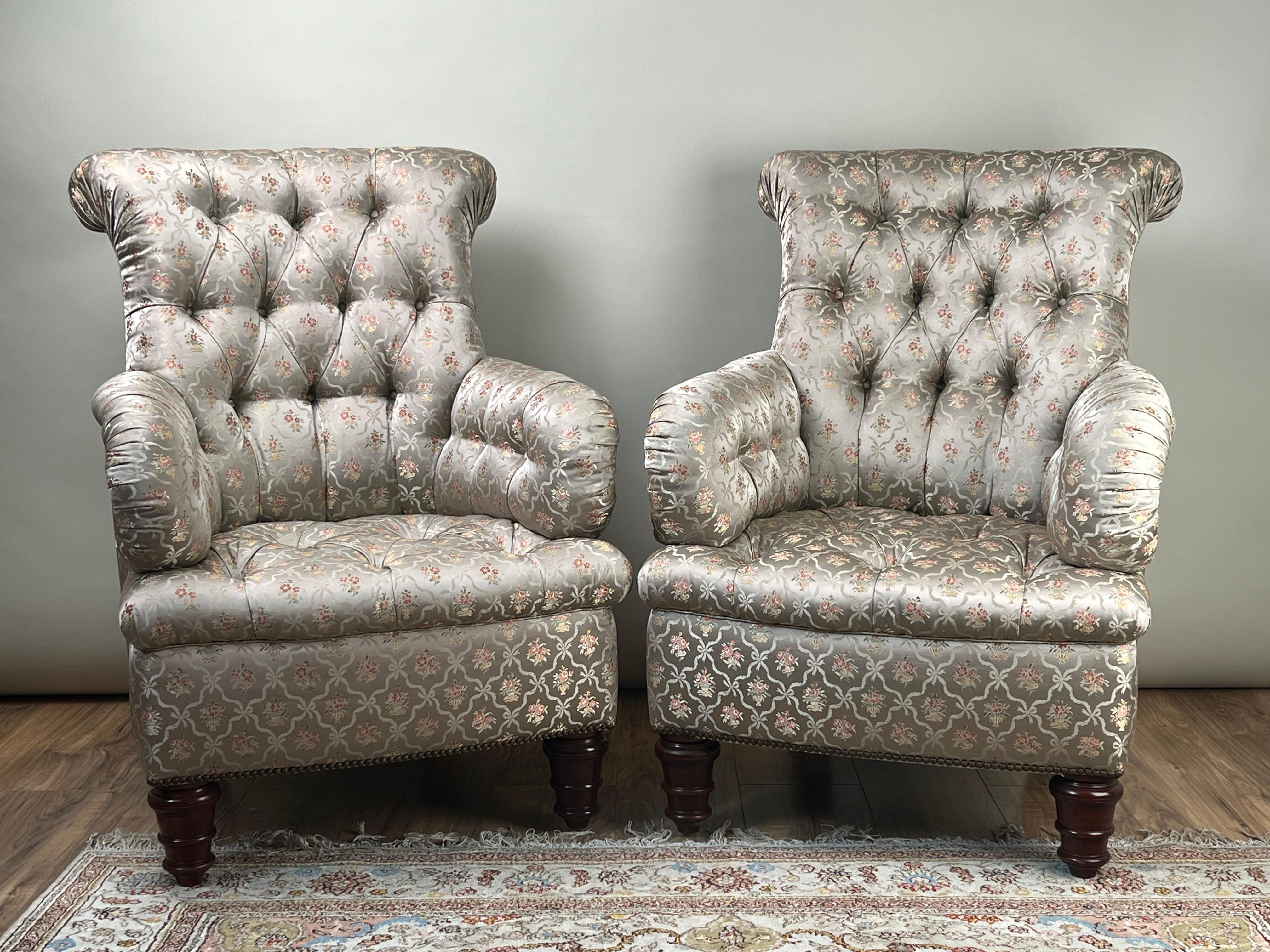 Questa squisita coppia di sedie da biblioteca con rivestimento in stile Regency inglese è sinonimo di eleganza e comfort. Rivestito in lussuosa seta pregiata, il tessuto vanta un intricato motivo floreale e geometrico che emana raffinatezza. Gli
