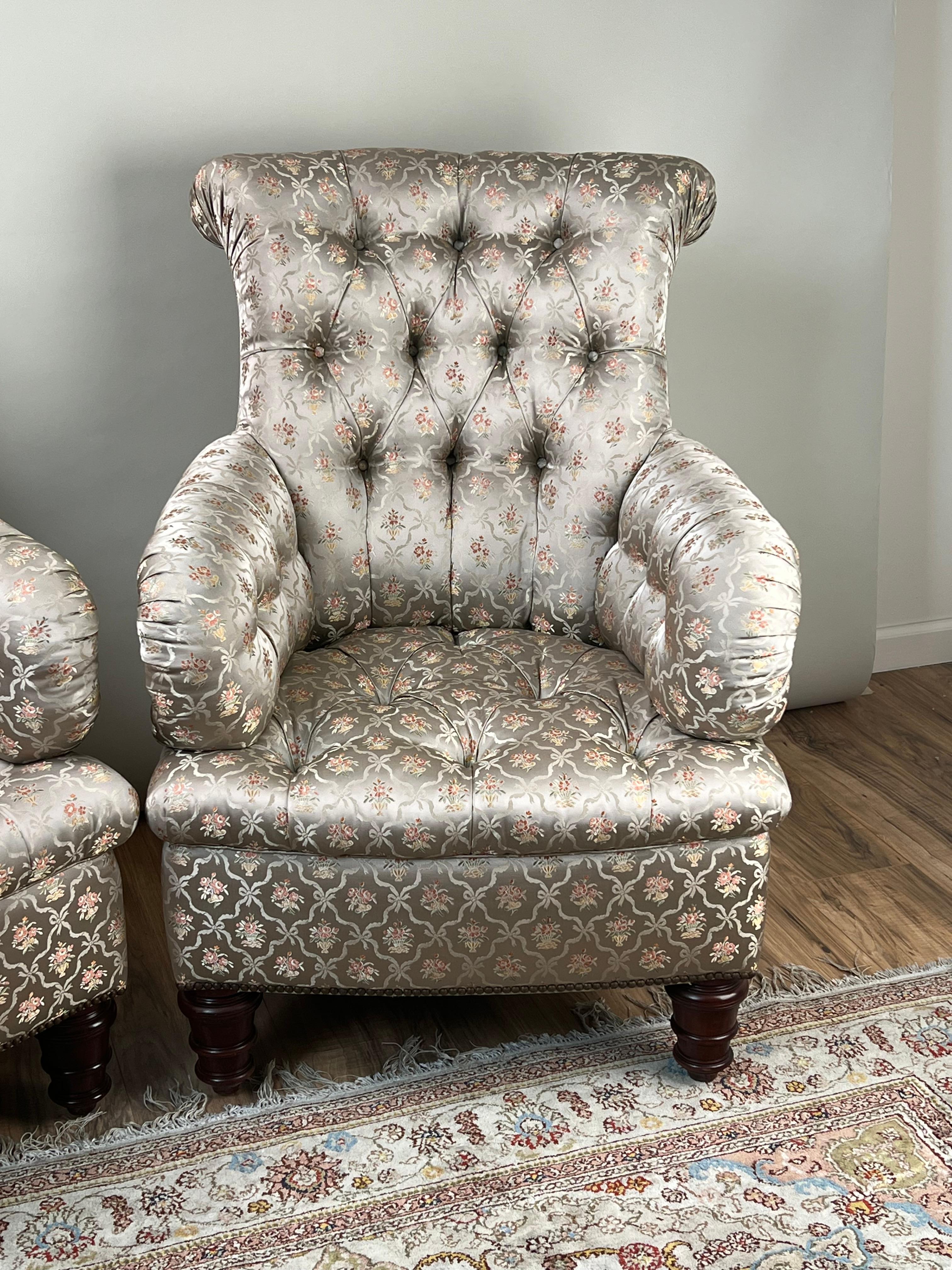 Sconosciuto Coppia vintage di sedie da biblioteca inglesi in stile Regency, con rivestimento in seta pregiata in vendita