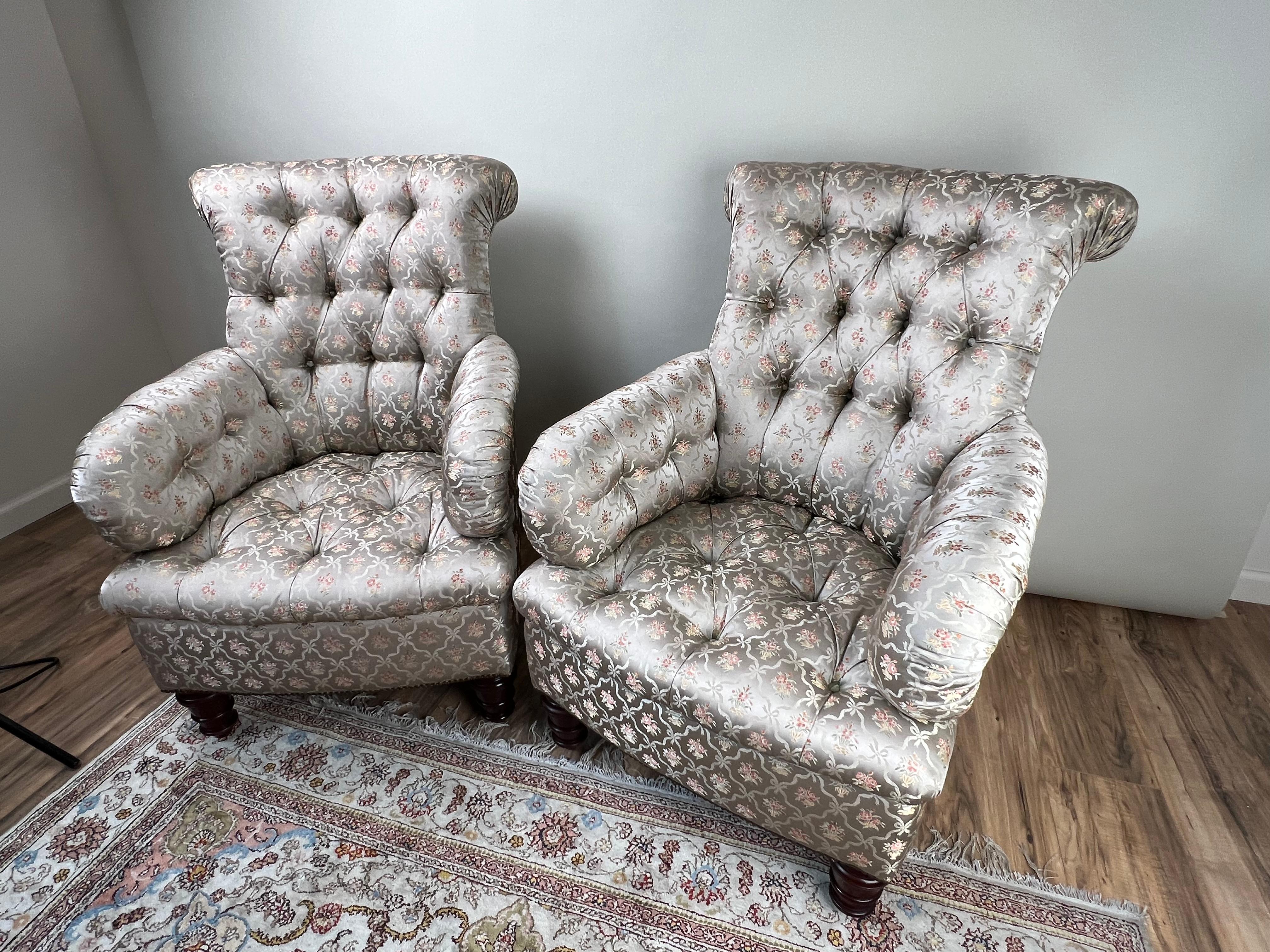 Seta Coppia vintage di sedie da biblioteca inglesi in stile Regency, con rivestimento in seta pregiata in vendita