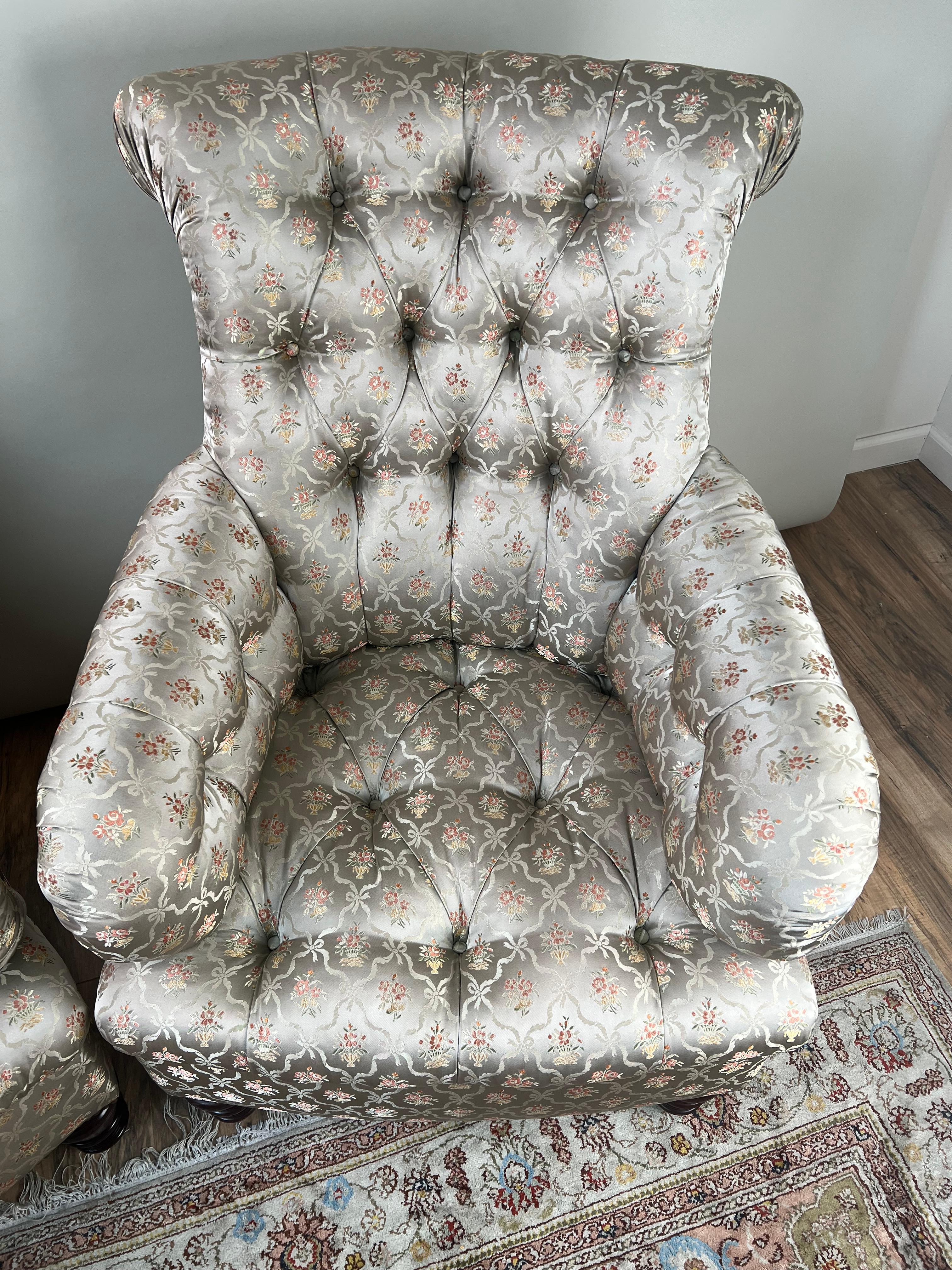 Coppia vintage di sedie da biblioteca inglesi in stile Regency, con rivestimento in seta pregiata in vendita 1