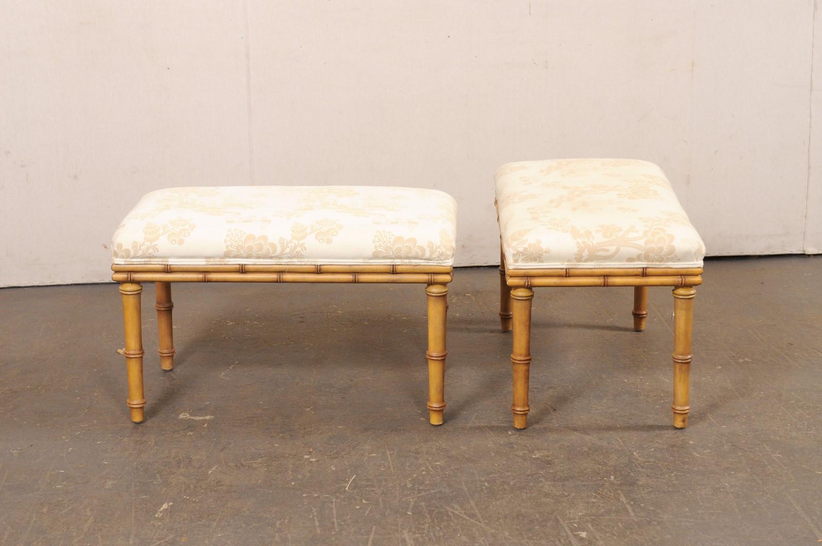 Coppia di panche intagliate in finto bambù vintage con sedute imbottite in vendita 4