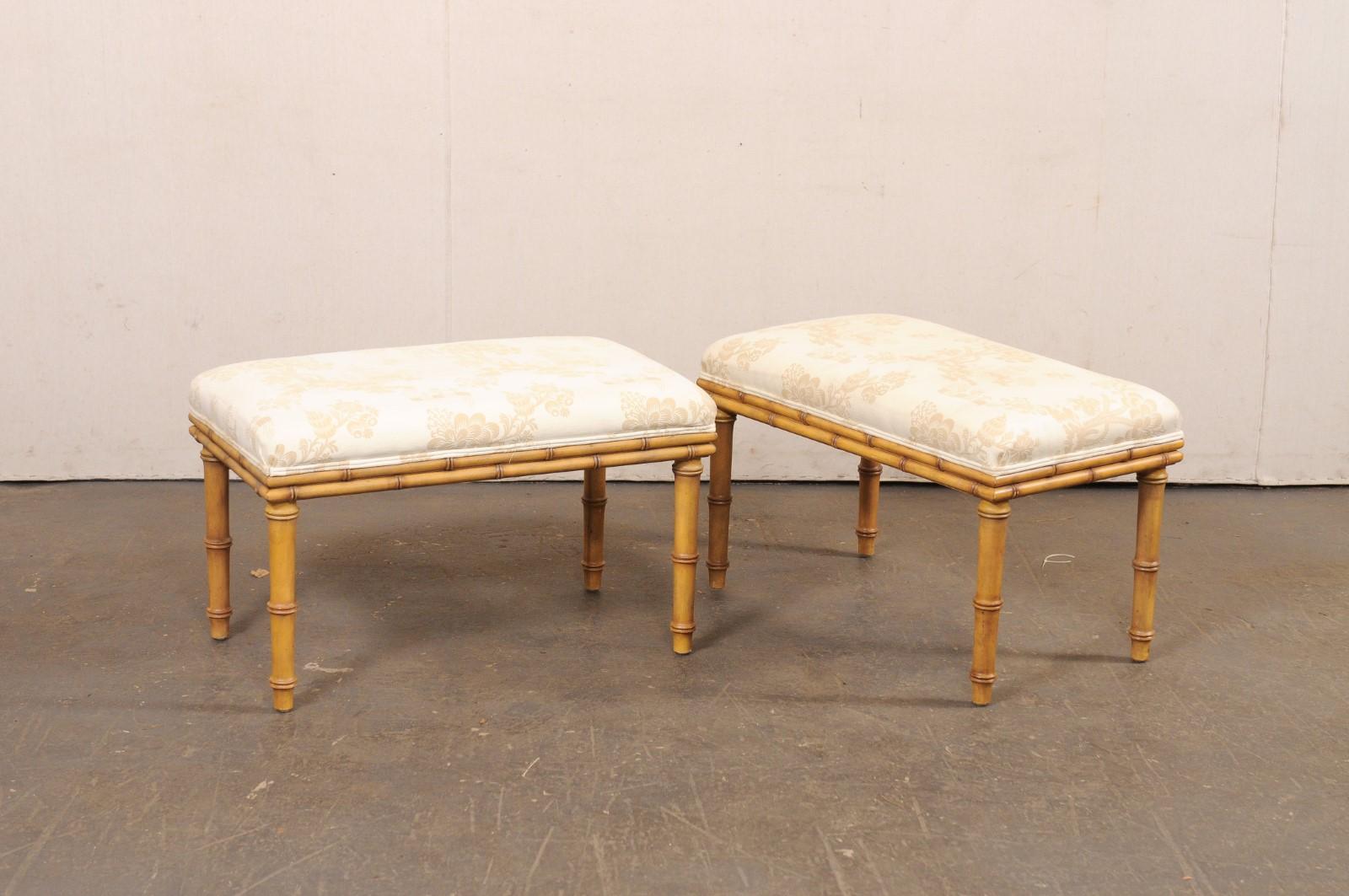 Coppia di panche intagliate in finto bambù vintage con sedute imbottite in vendita 5