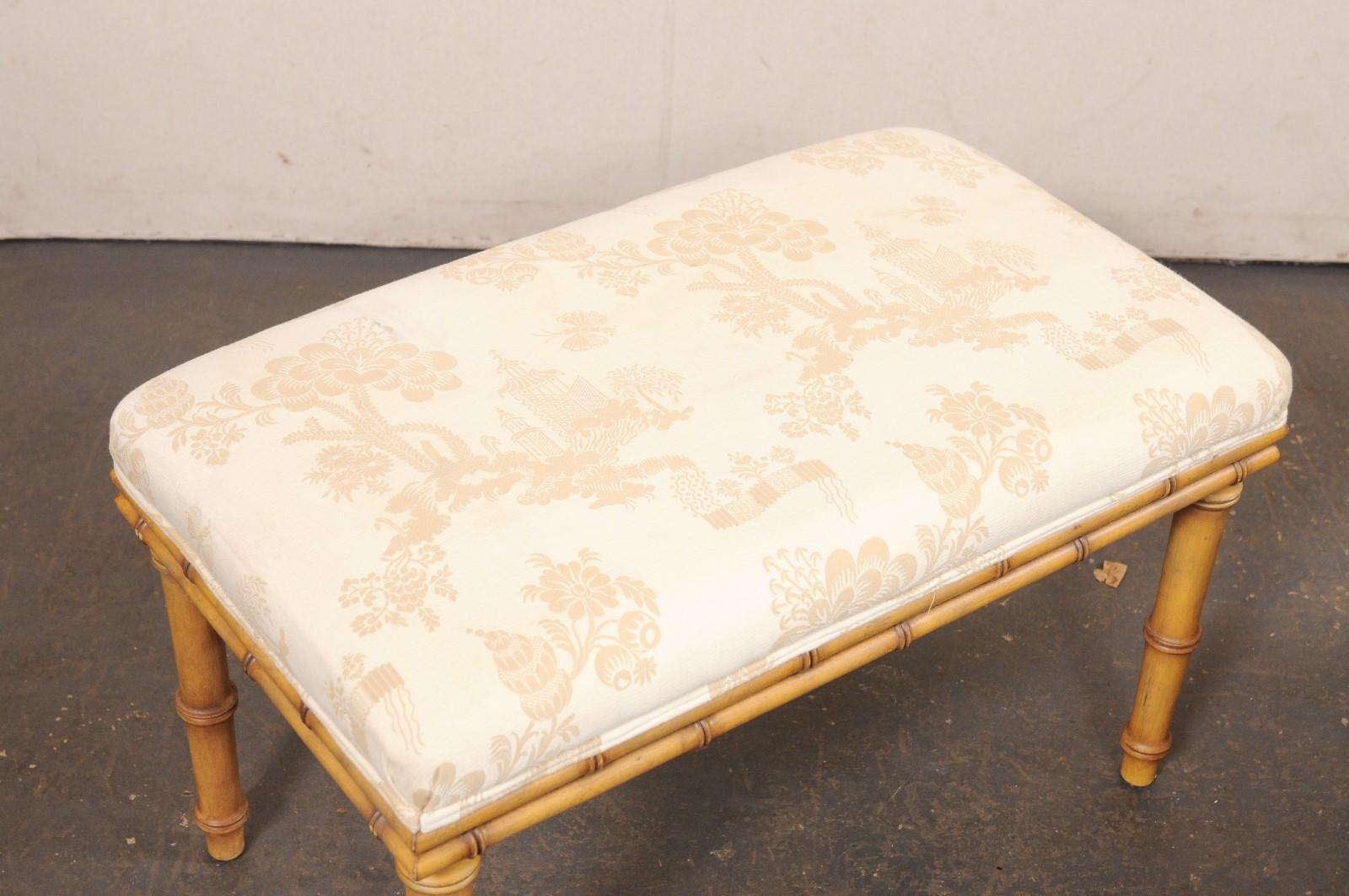 Coppia di panche intagliate in finto bambù vintage con sedute imbottite In condizioni buone in vendita a Atlanta, GA