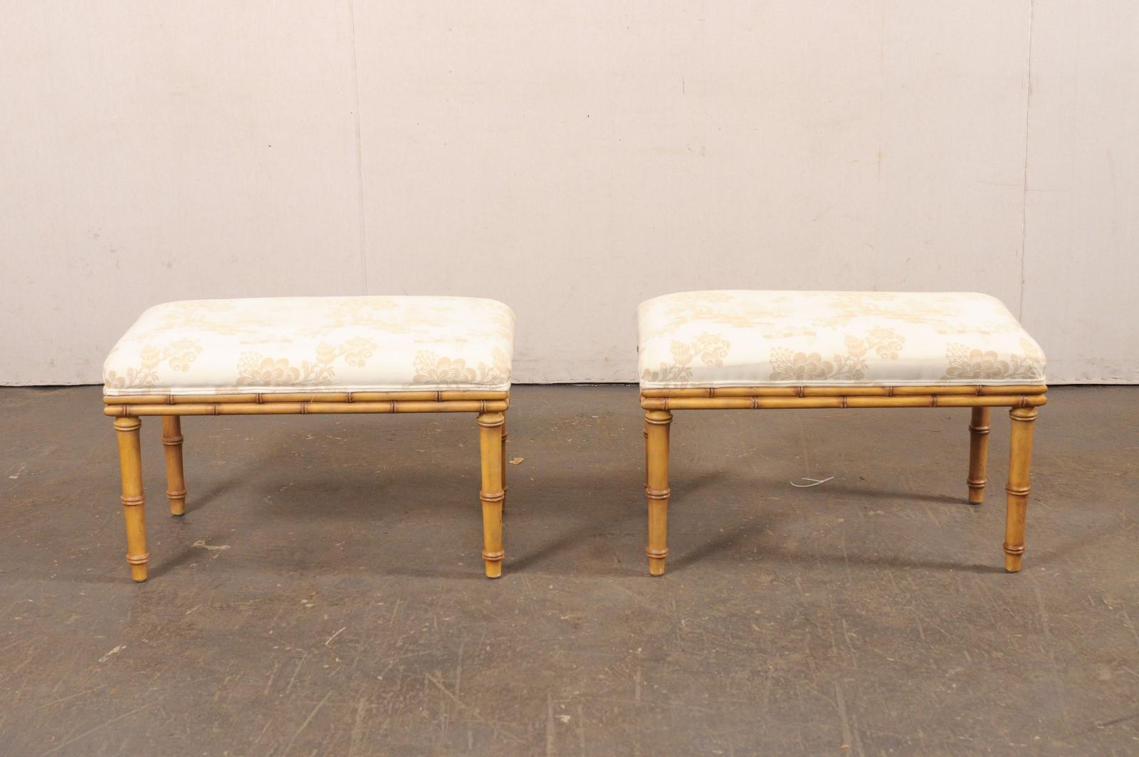 XX secolo Coppia di panche intagliate in finto bambù vintage con sedute imbottite in vendita