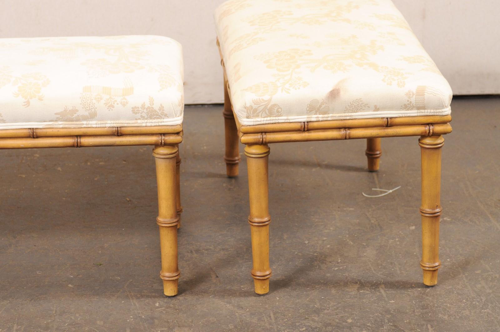 Coppia di panche intagliate in finto bambù vintage con sedute imbottite in vendita 1