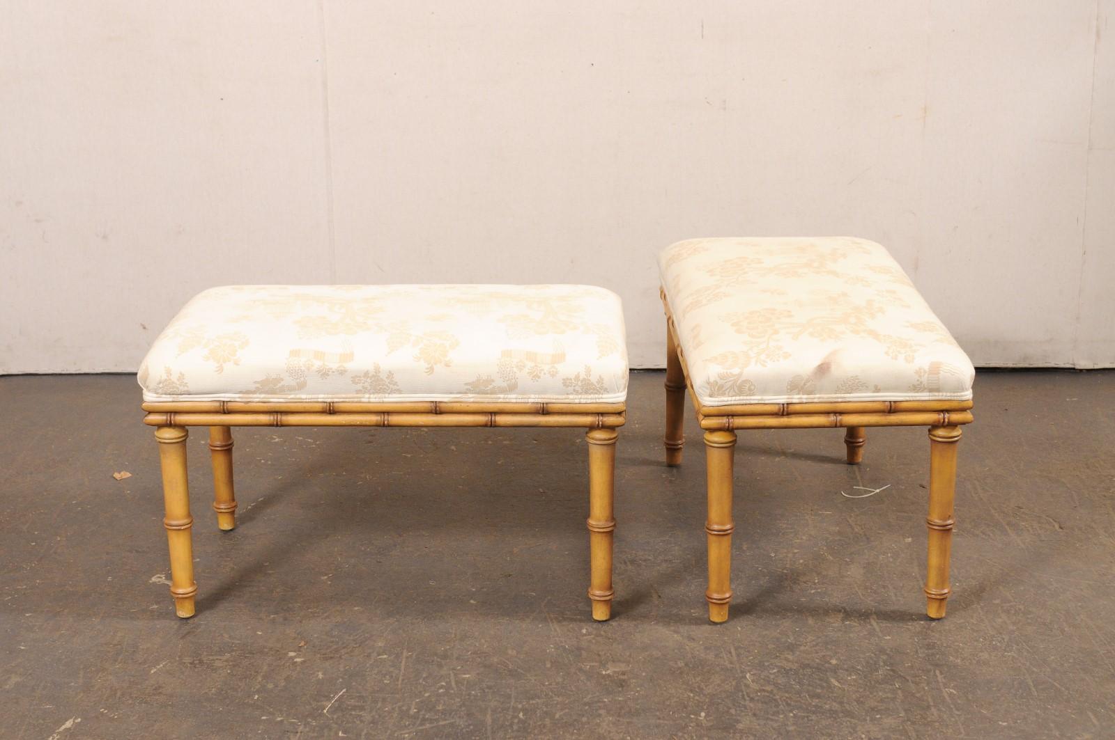 Coppia di panche intagliate in finto bambù vintage con sedute imbottite in vendita 2