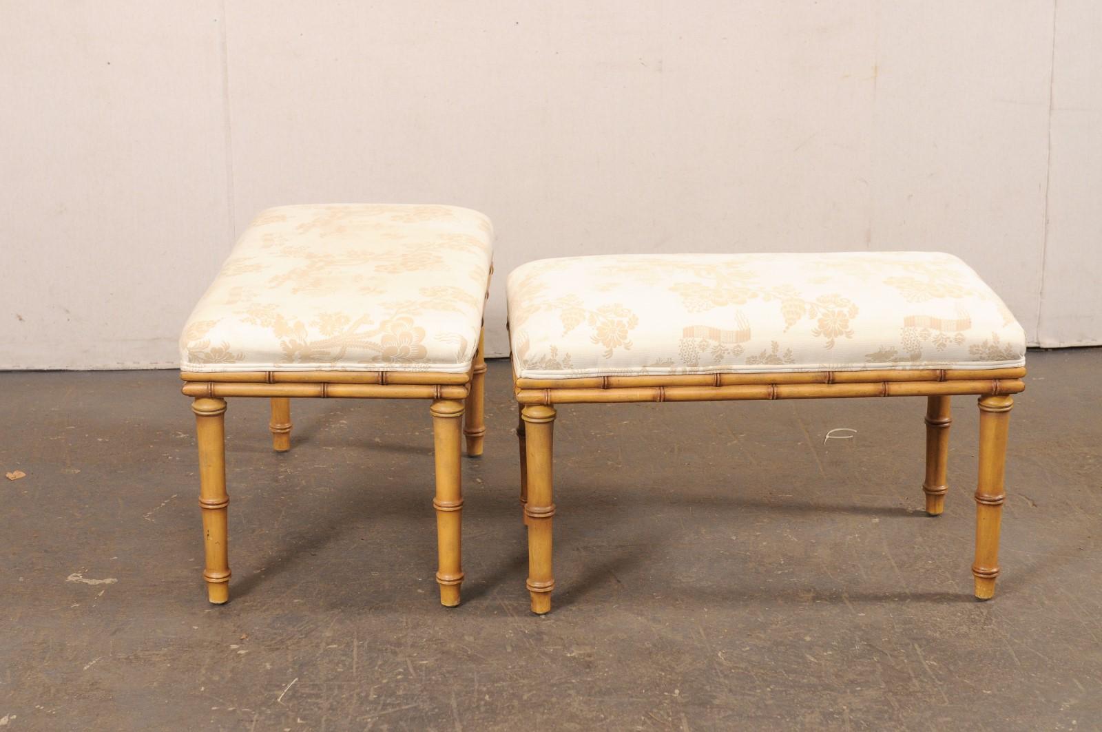 Coppia di panche intagliate in finto bambù vintage con sedute imbottite in vendita 3