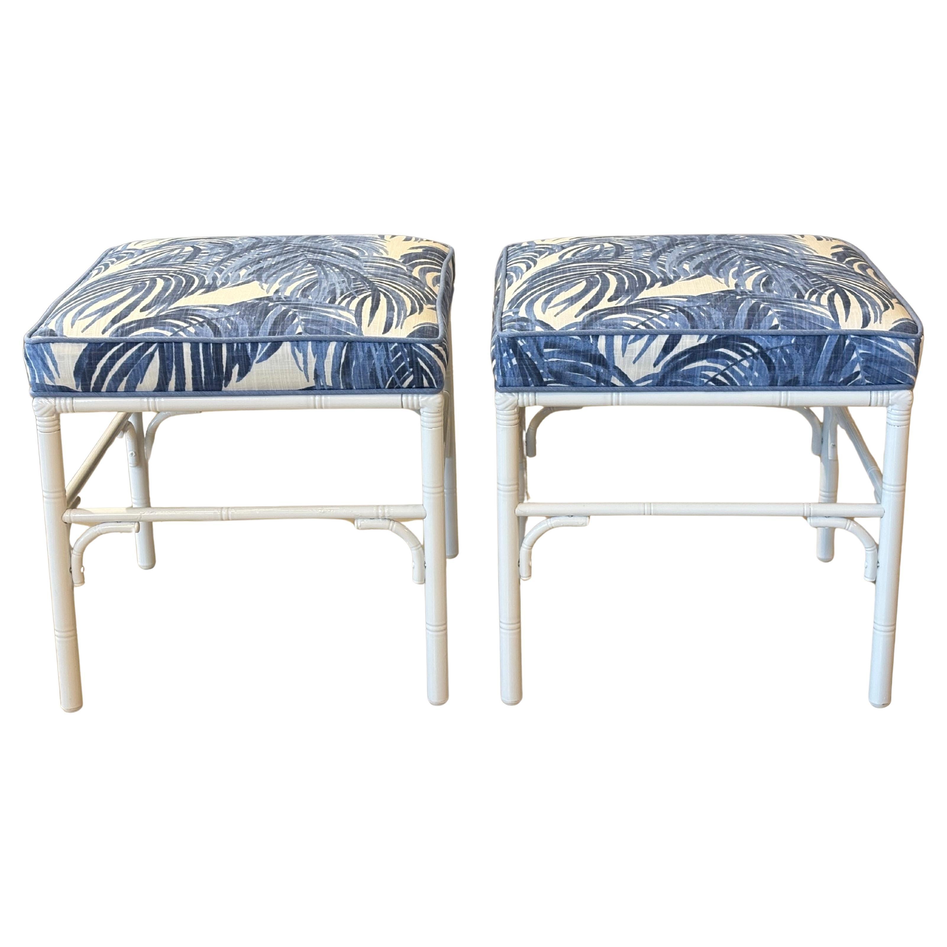 Vintage Paire de Bancs en Faux Bambou Métallique Ottomans Tabourets Palmes Bleues 
Blanches en vente