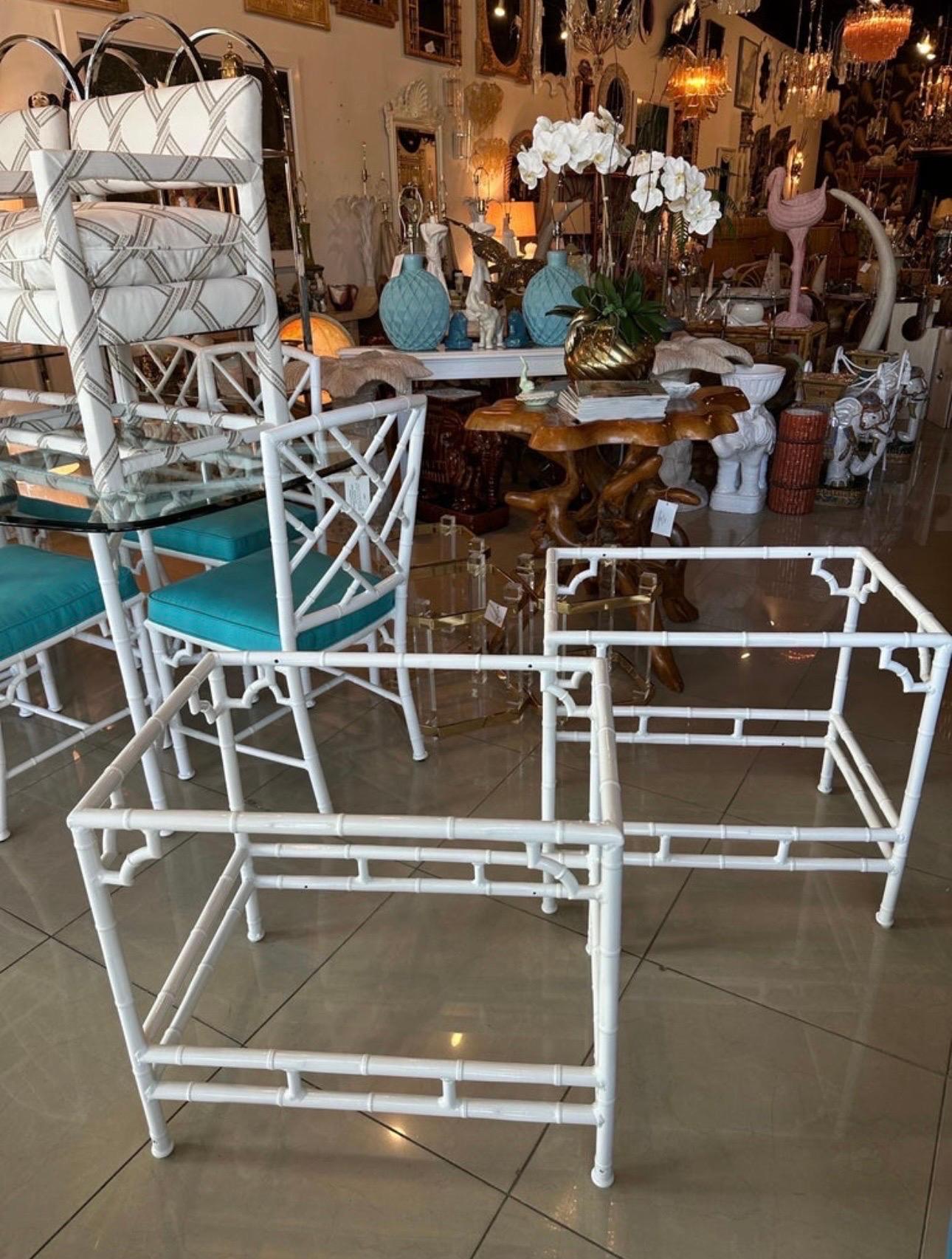 Paire de tables d'appoint vintage en métal imitation bambou pour patio et extérieur, nouvellement restaurées en vente 3