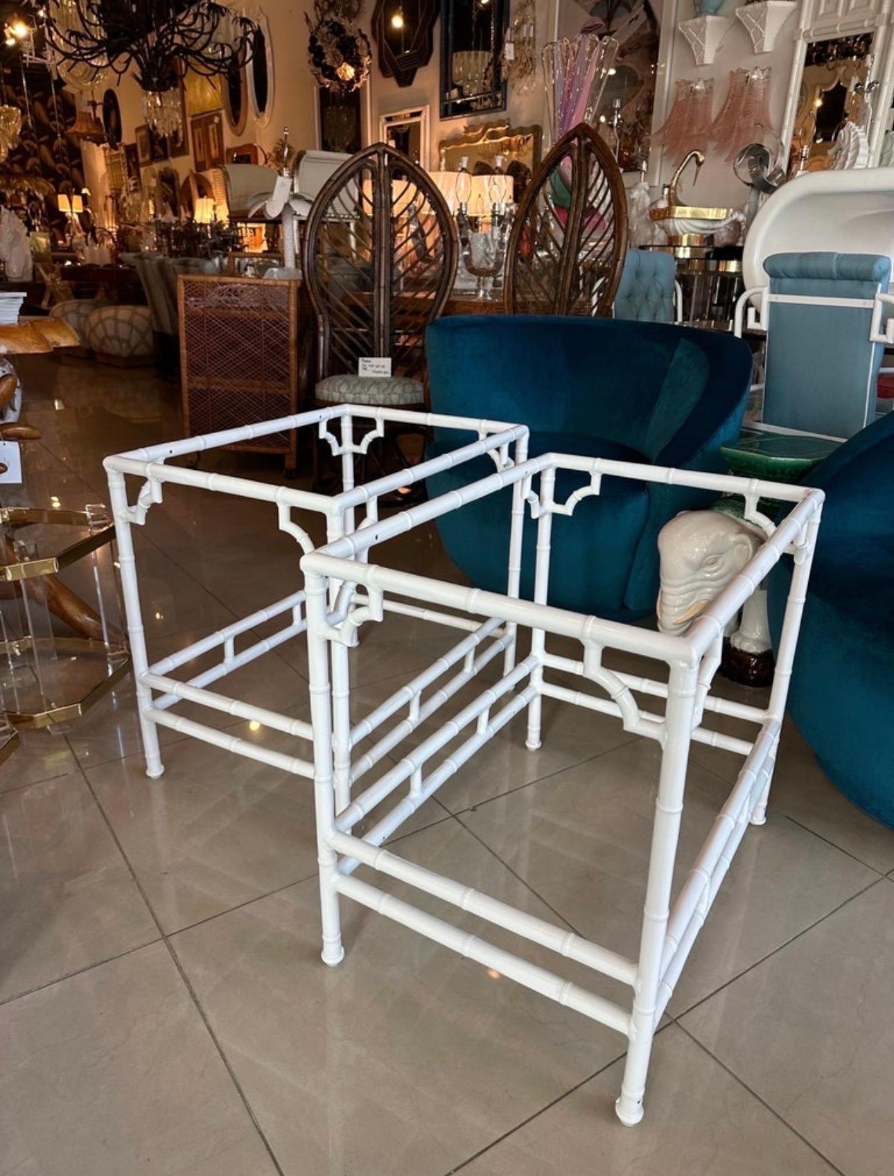 Paire de tables d'appoint vintage en métal imitation bambou pour patio et extérieur, nouvellement restaurées en vente 4