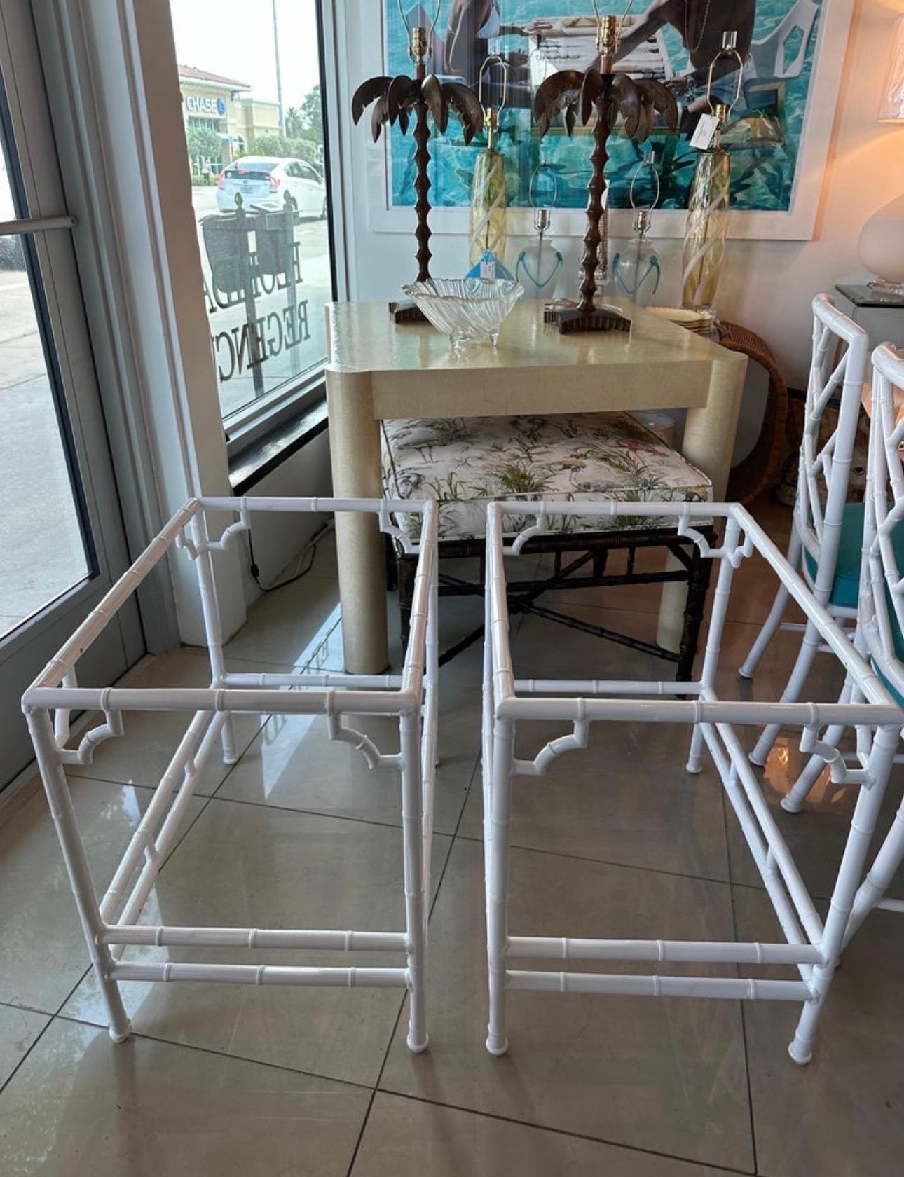 Paire de tables d'appoint vintage en métal imitation bambou pour patio et extérieur, nouvellement restaurées en vente 5