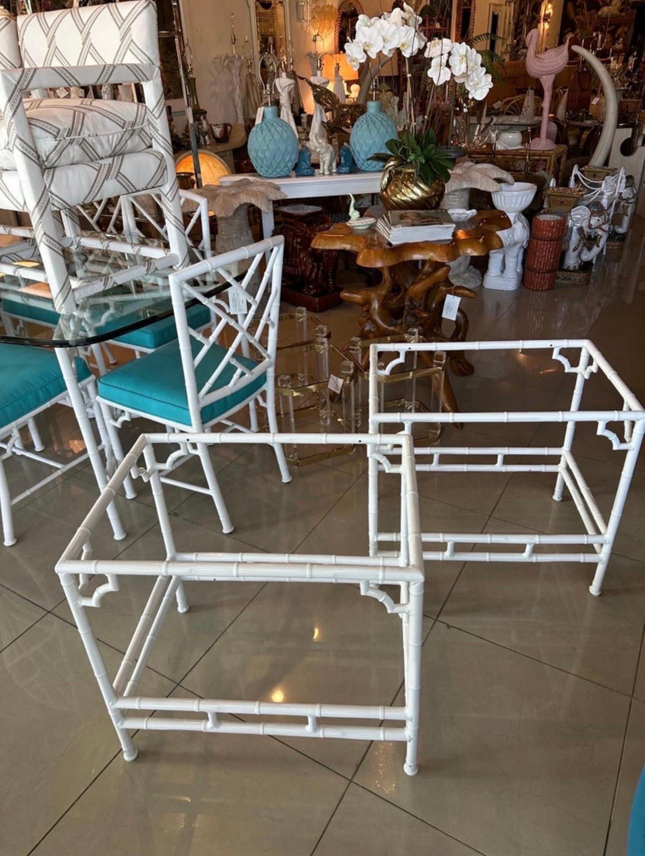 Hollywood Regency Paire de tables d'appoint vintage en métal imitation bambou pour patio et extérieur, nouvellement restaurées en vente