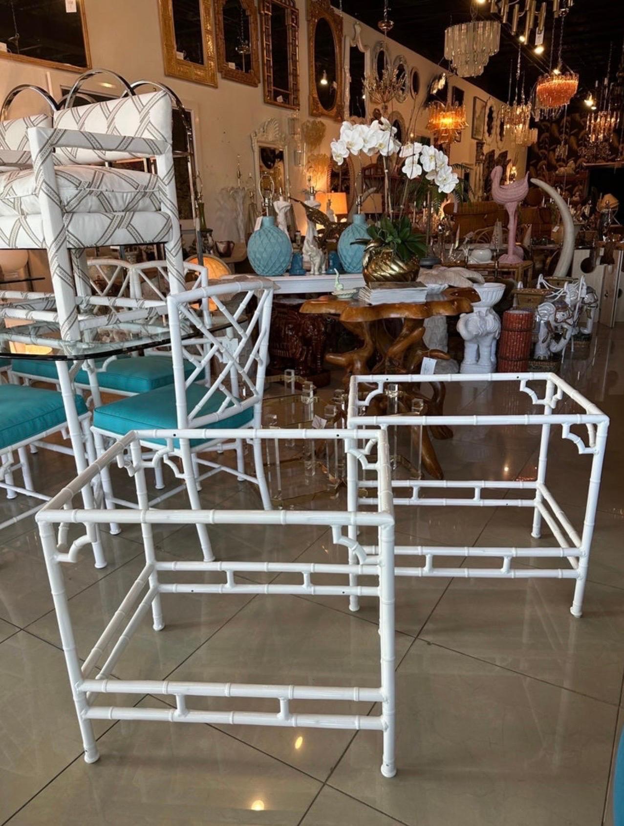 Américain Paire de tables d'appoint vintage en métal imitation bambou pour patio et extérieur, nouvellement restaurées en vente