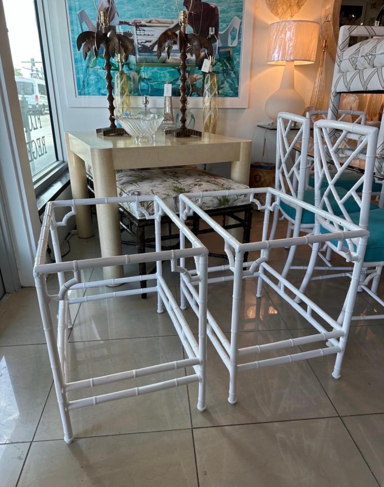 Paire de tables d'appoint vintage en métal imitation bambou pour patio et extérieur, nouvellement restaurées Bon état - En vente à West Palm Beach, FL