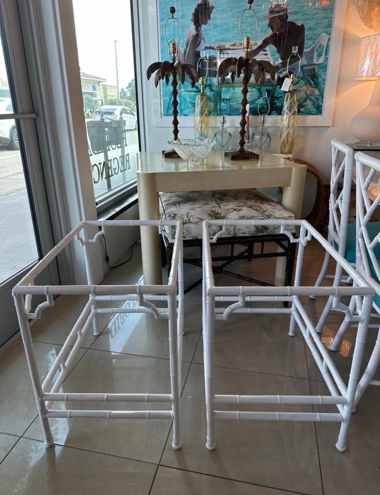 Fin du 20e siècle Paire de tables d'appoint vintage en métal imitation bambou pour patio et extérieur, nouvellement restaurées en vente