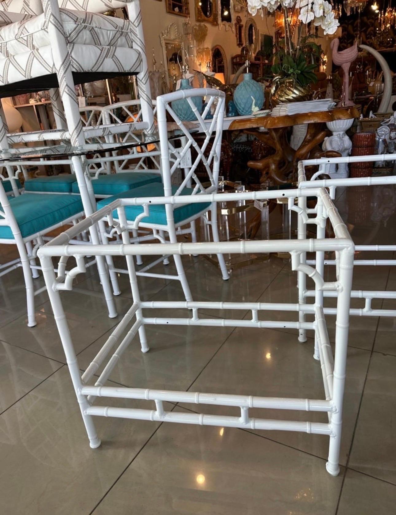 Métal Paire de tables d'appoint vintage en métal imitation bambou pour patio et extérieur, nouvellement restaurées en vente