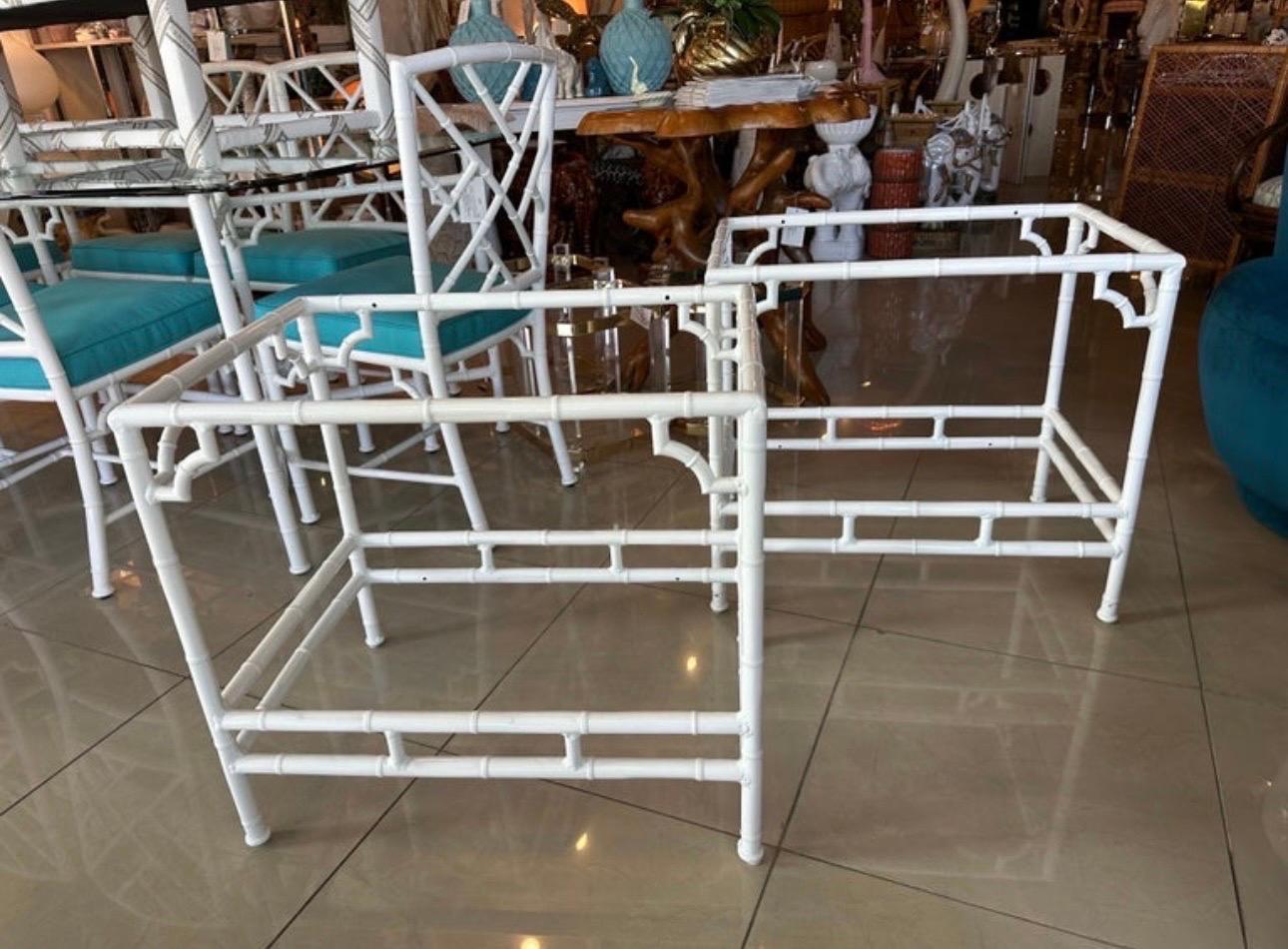 Paire de tables d'appoint vintage en métal imitation bambou pour patio et extérieur, nouvellement restaurées en vente 1