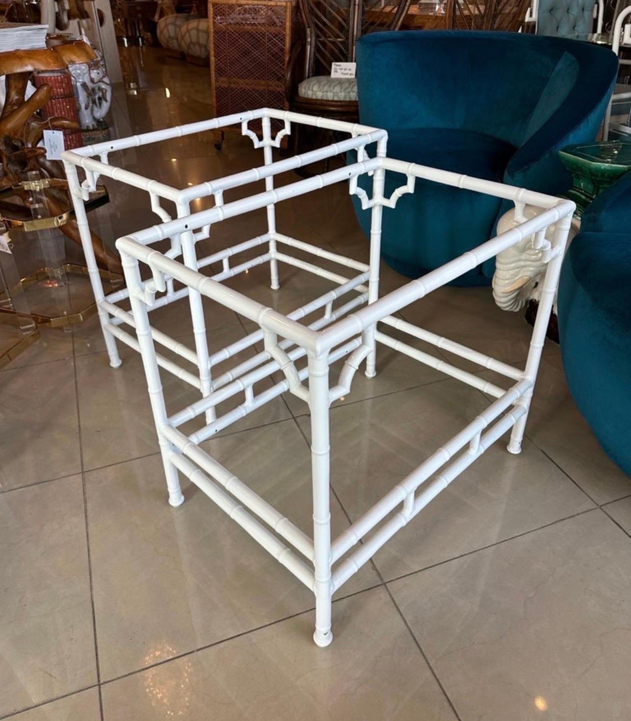 Paire de tables d'appoint vintage en métal imitation bambou pour patio et extérieur, nouvellement restaurées en vente 2