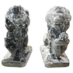 Vieille paire de Statues de Lion Gardien de Jardin en Pierre Fondue avec Boucliers